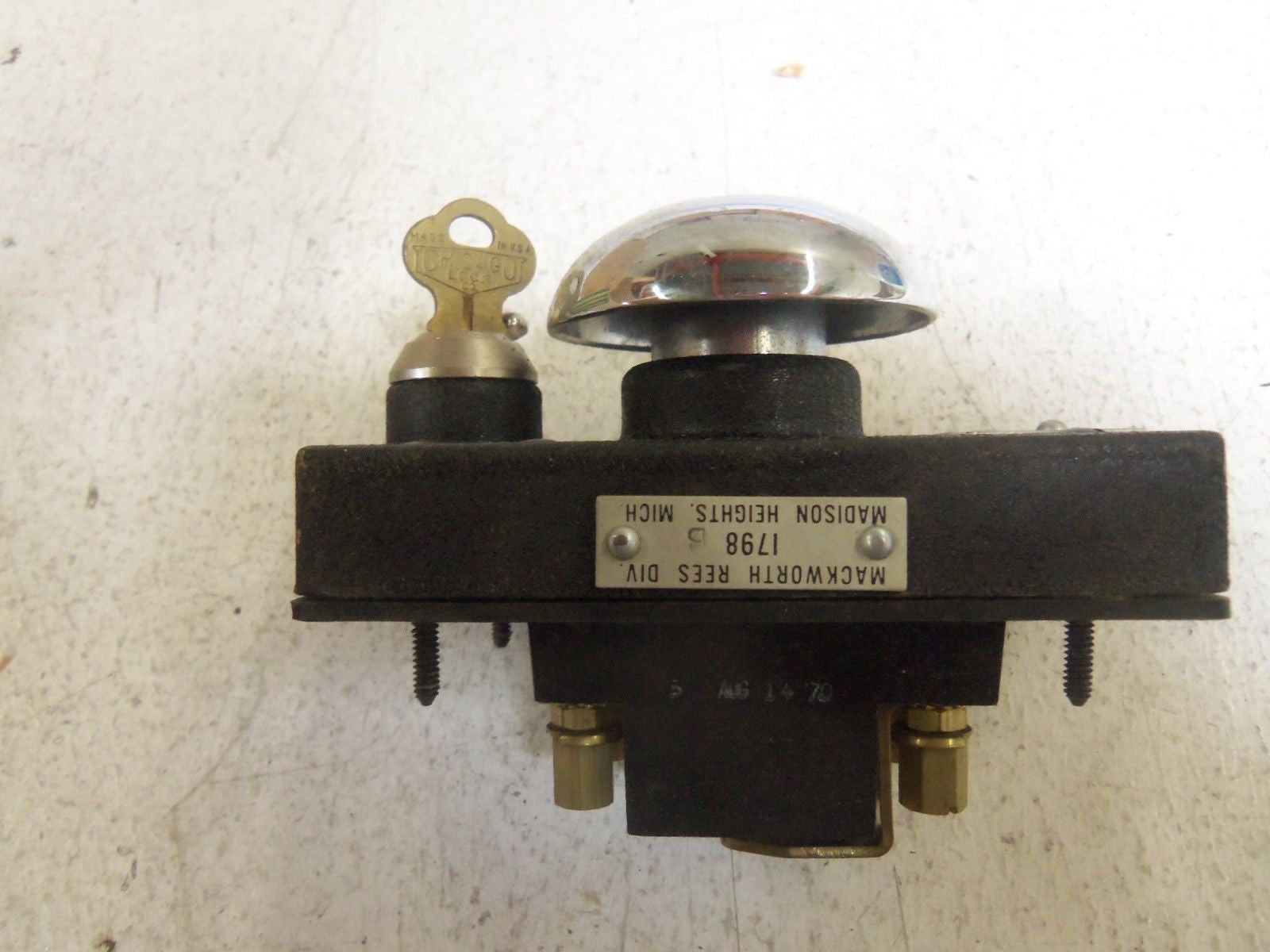 REES 1798B MUSHROOM PUSHBUTTON w/ KEY *NEW IN BOX*