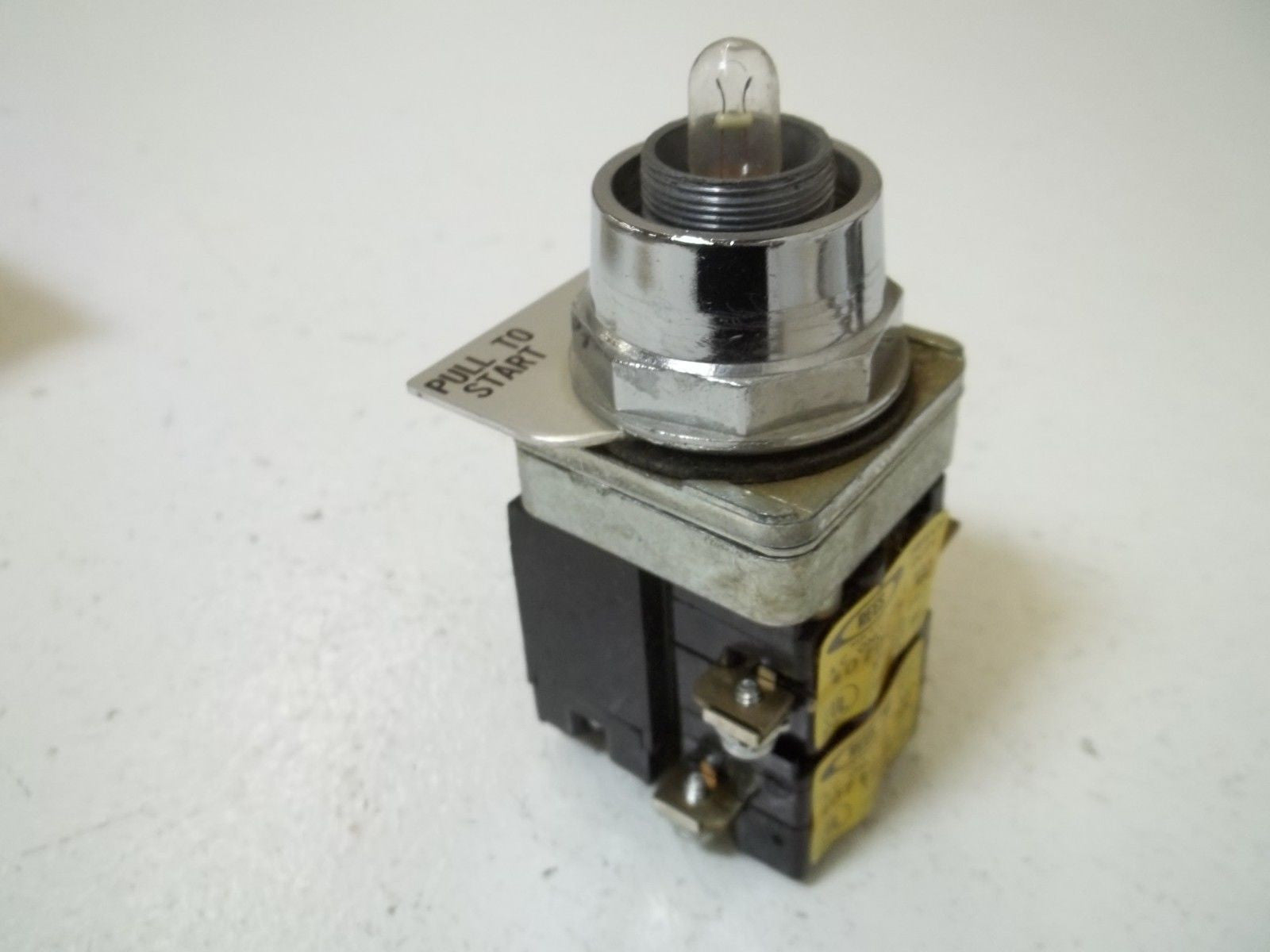 REES 41150-000 PUSH BUTTON OPERATOR *USED*