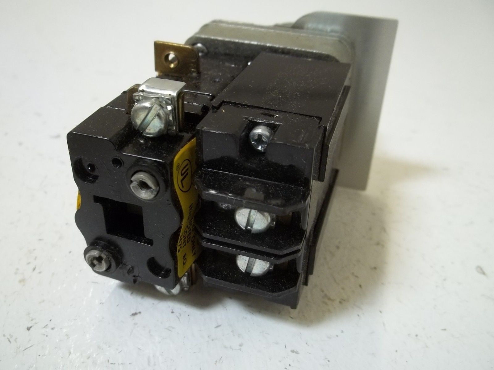 REES 41150-000 PUSH BUTTON OPERATOR *USED*