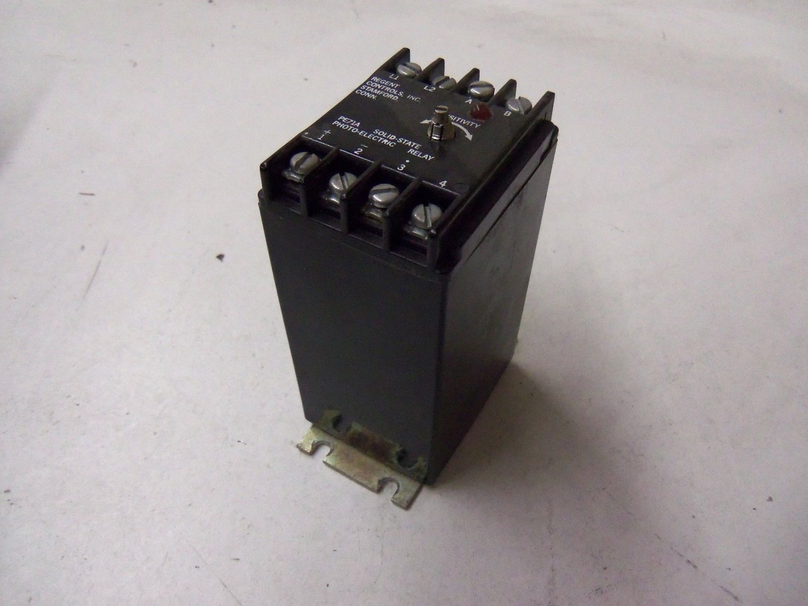 REGENT CONTROLS PE71A SOLID-STATE PHOTO-ELECTRIC RELAY *USED*