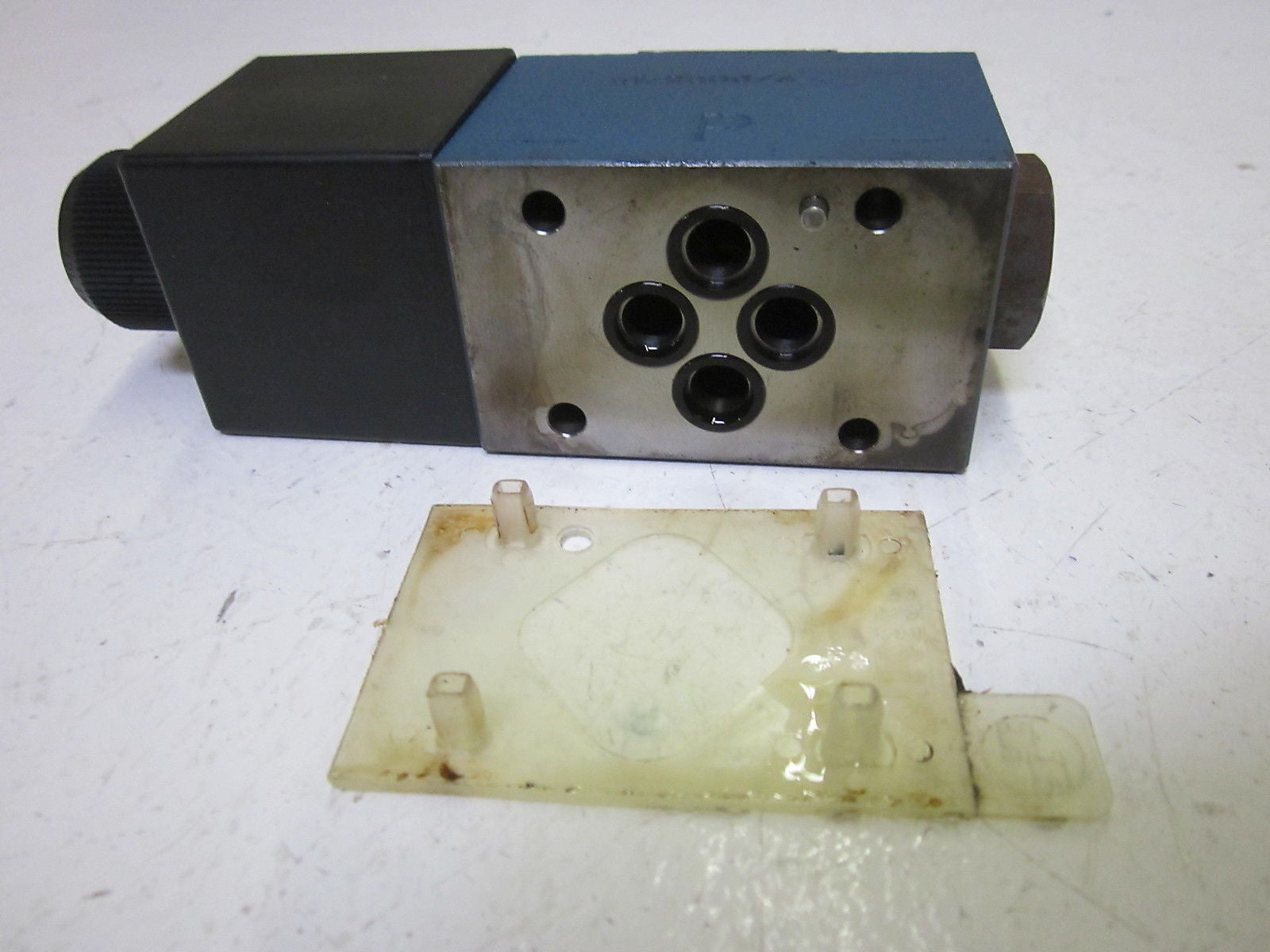 REXROTH 4WE6D60/EW110N9K4 DIRECTIONAL CONTROL VALVE (AS PICTURED) *USED*
