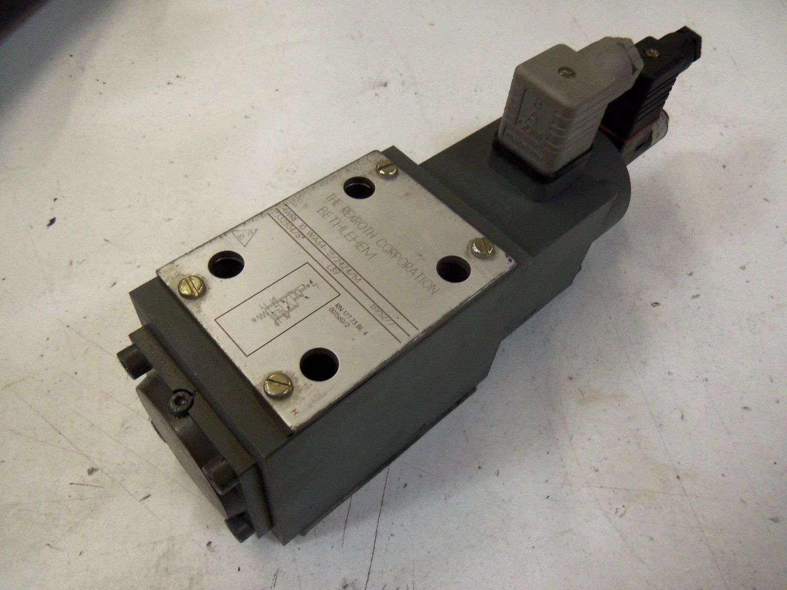 REXROTH 4WRE10WA64-12/24Z2/M PROPORTIONAL VALVE *NEW NO BOX*