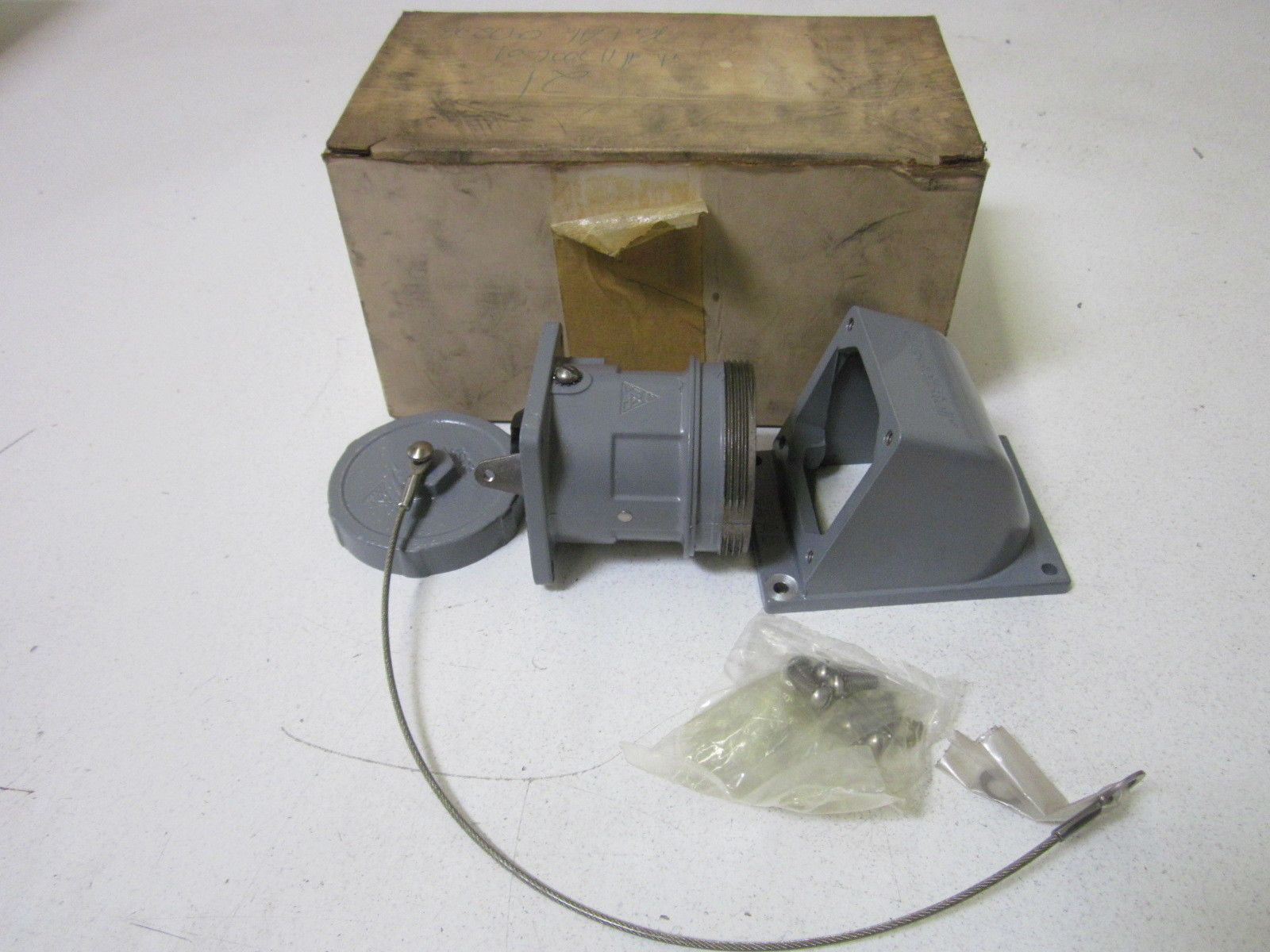 RUSSELLSTOLL 3314 RECEPTABLE *NEW IN BOX*