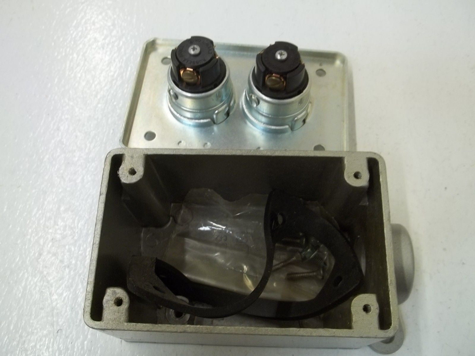 RUSSELLSTOLL 8773 ENCLOSURE RECEPTACLE *NEW IN BOX*