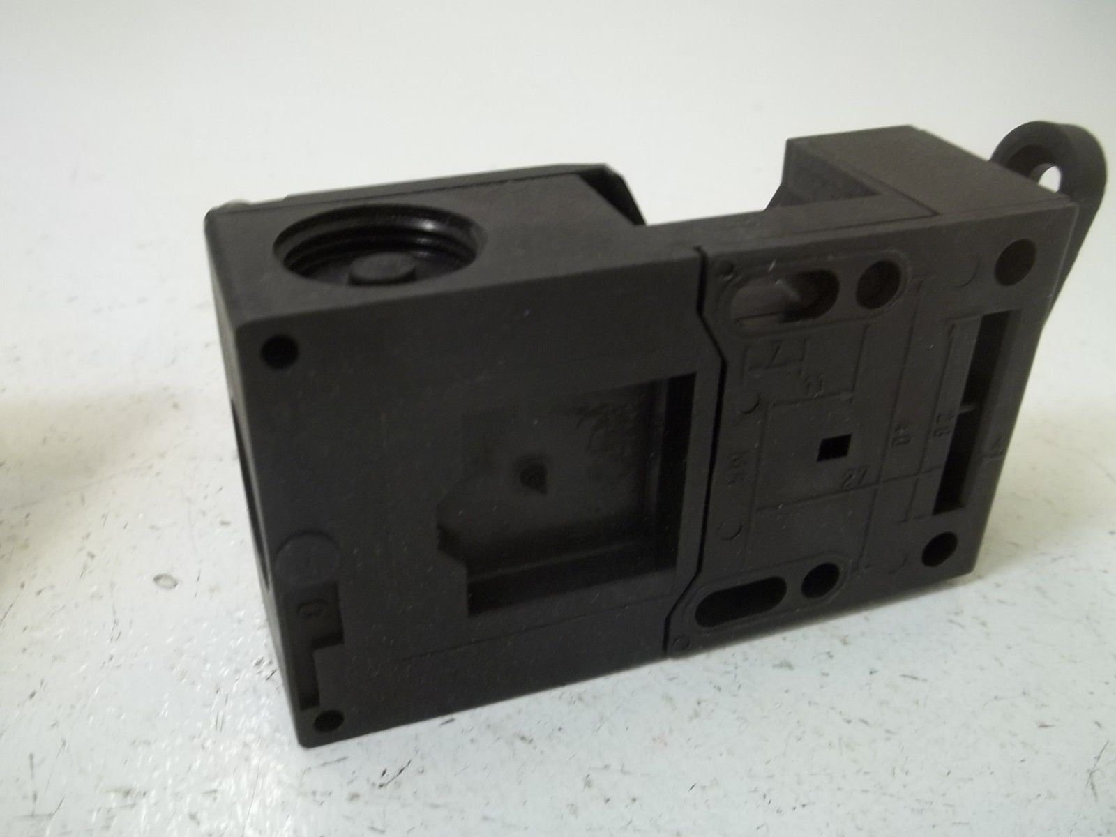 SCHMERSAL AZ16-02zvrk-M20 SAFETY INTERLOCK SWITCH *USED*