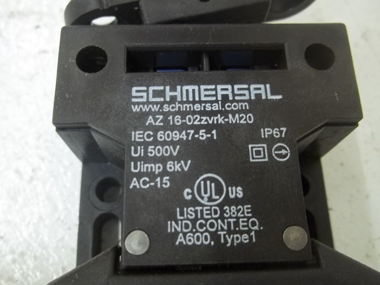 SCHMERSAL AZ16-02zvrk-M20 SAFETY INTERLOCK SWITCH *USED*