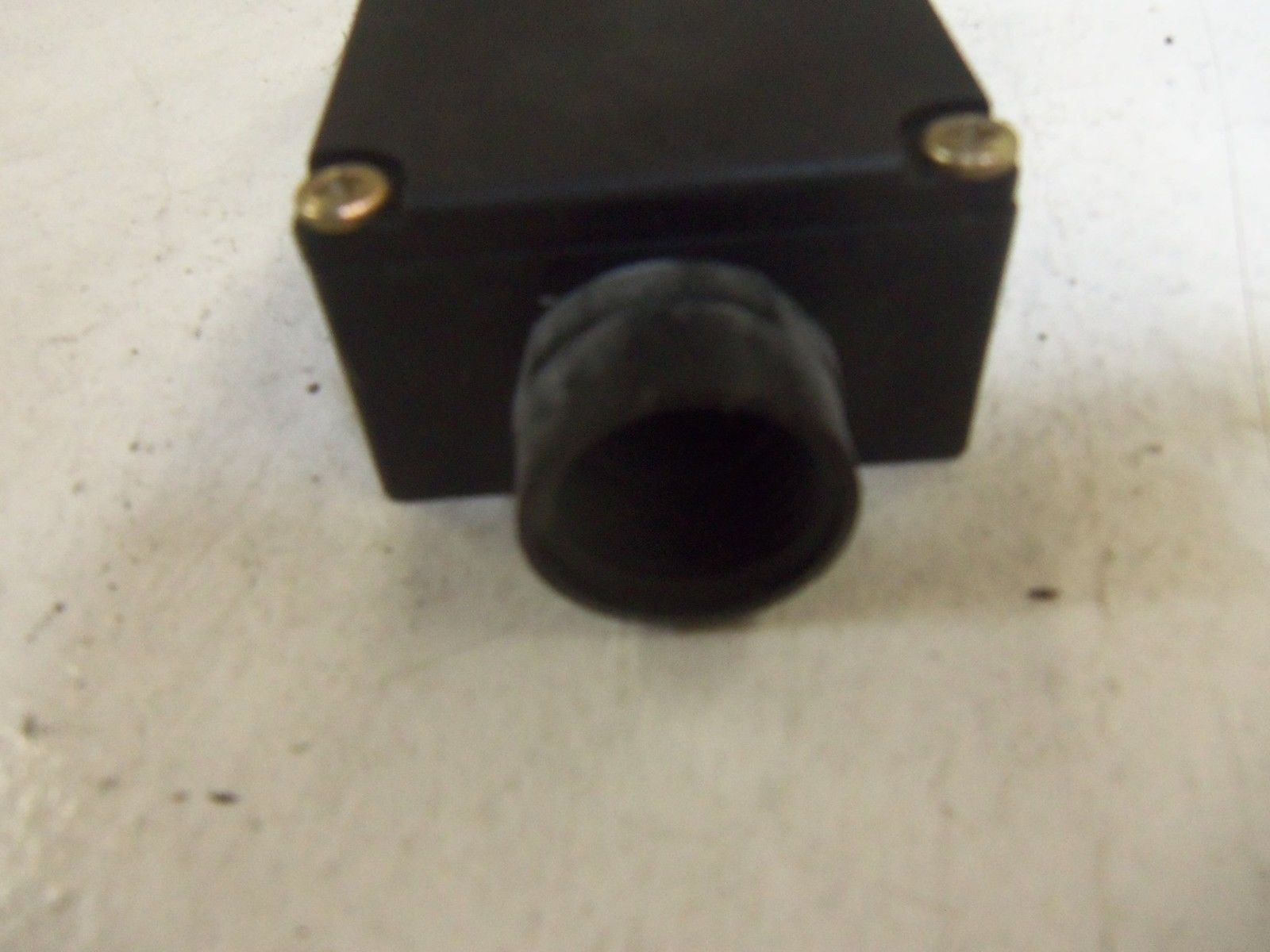 SCHMERSAL AZ16-03ZVK SAFETY SWITCH *USED*