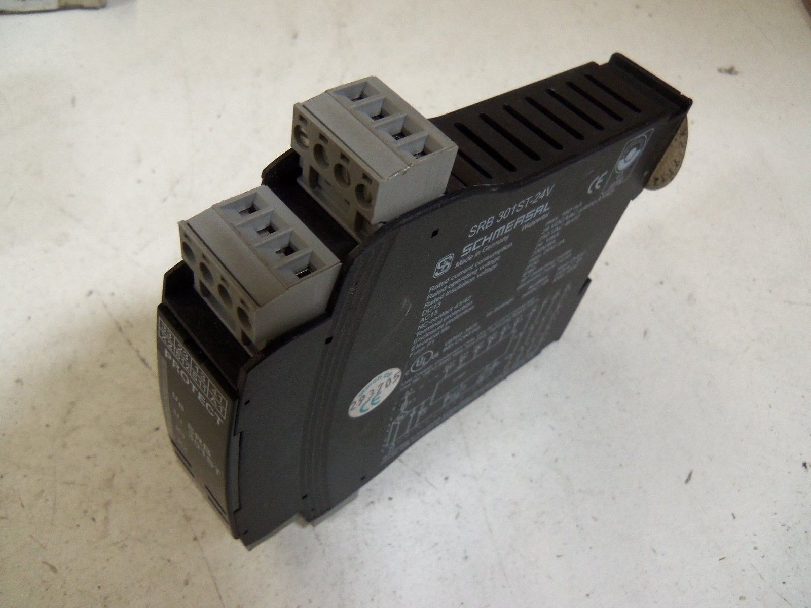 SCHMERSAL SRB 301ST-24V SAFETY REALY *NEW NO BOX*