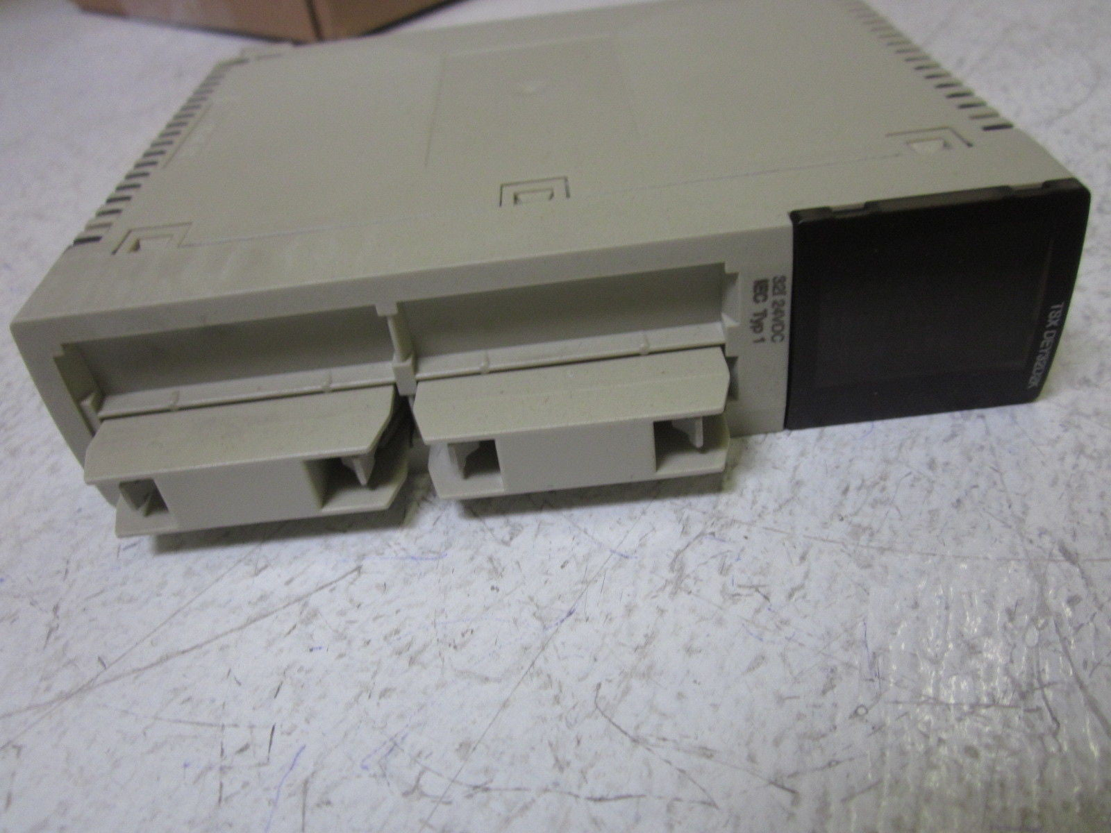 SCHNEIDER ELECTRIC TSXDEY32D2K 321 24VDC SINK CONN *USED*