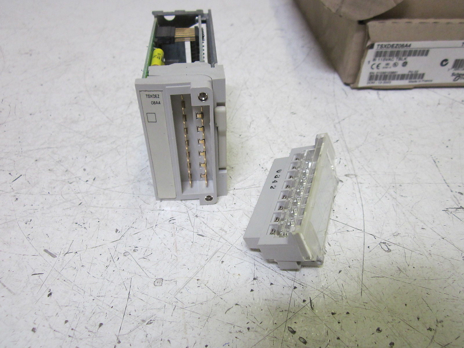 SCHNEIDER ELECTRIC TSXDEZ08A4 8I 115VAC TBLK *NEW IN BOX*
