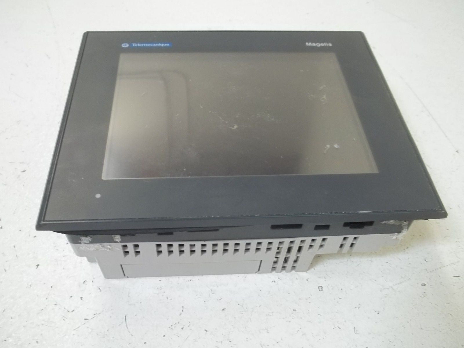 SCHNEIDER ELECTRIC XBTGT2330 5.7" COLOR TOUCH PANEL *USED*