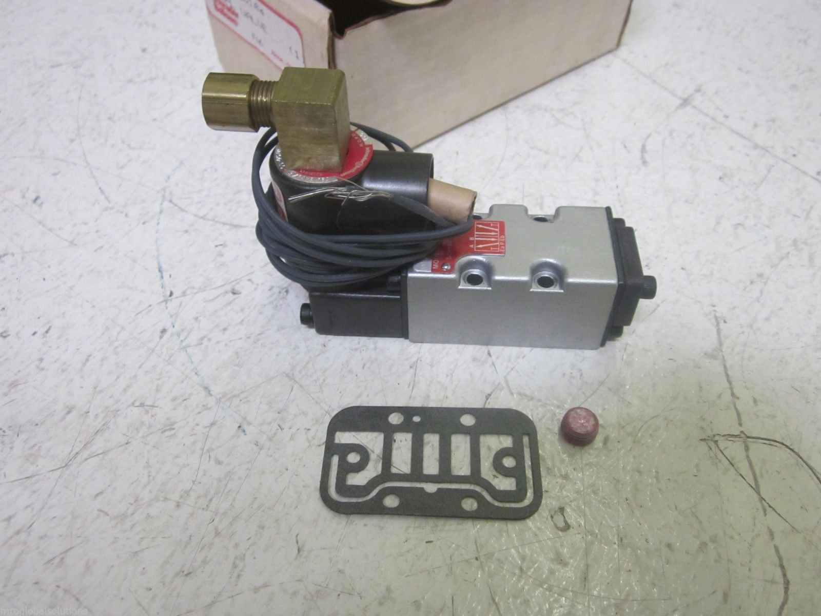 SCHRADER BELLOWS M20020104 SOLENOID VALVE *NEW IN BOX*