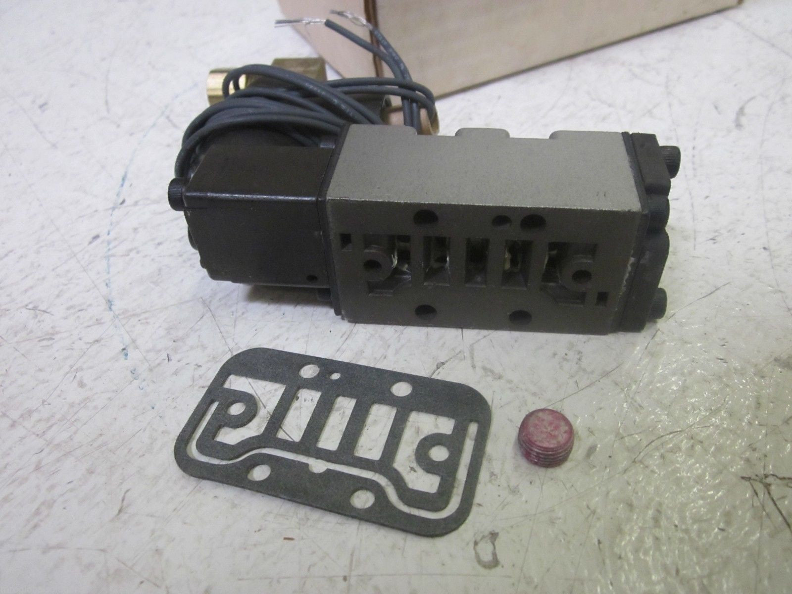 SCHRADER BELLOWS M20020104 SOLENOID VALVE *NEW IN BOX*