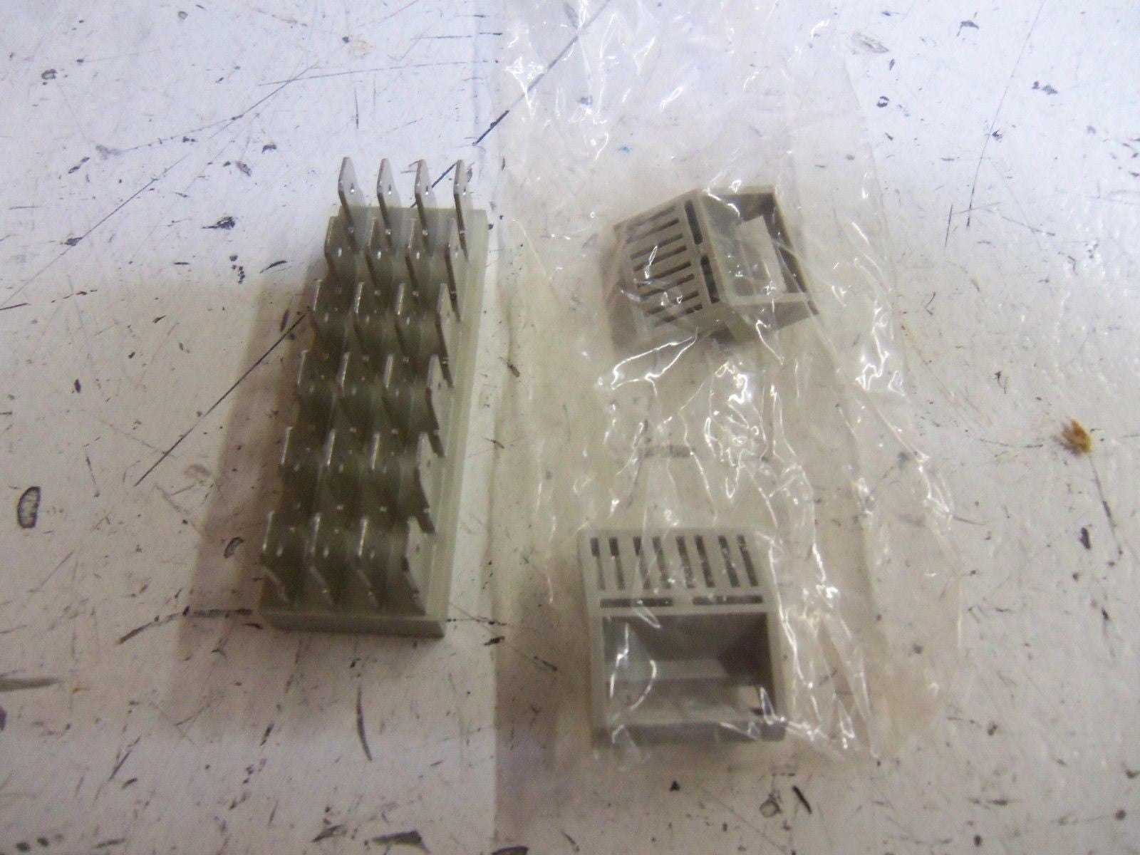 SCHROFF 69001127 BUSBAR HORIZONTAL 4PIN *NEW IN BOX*