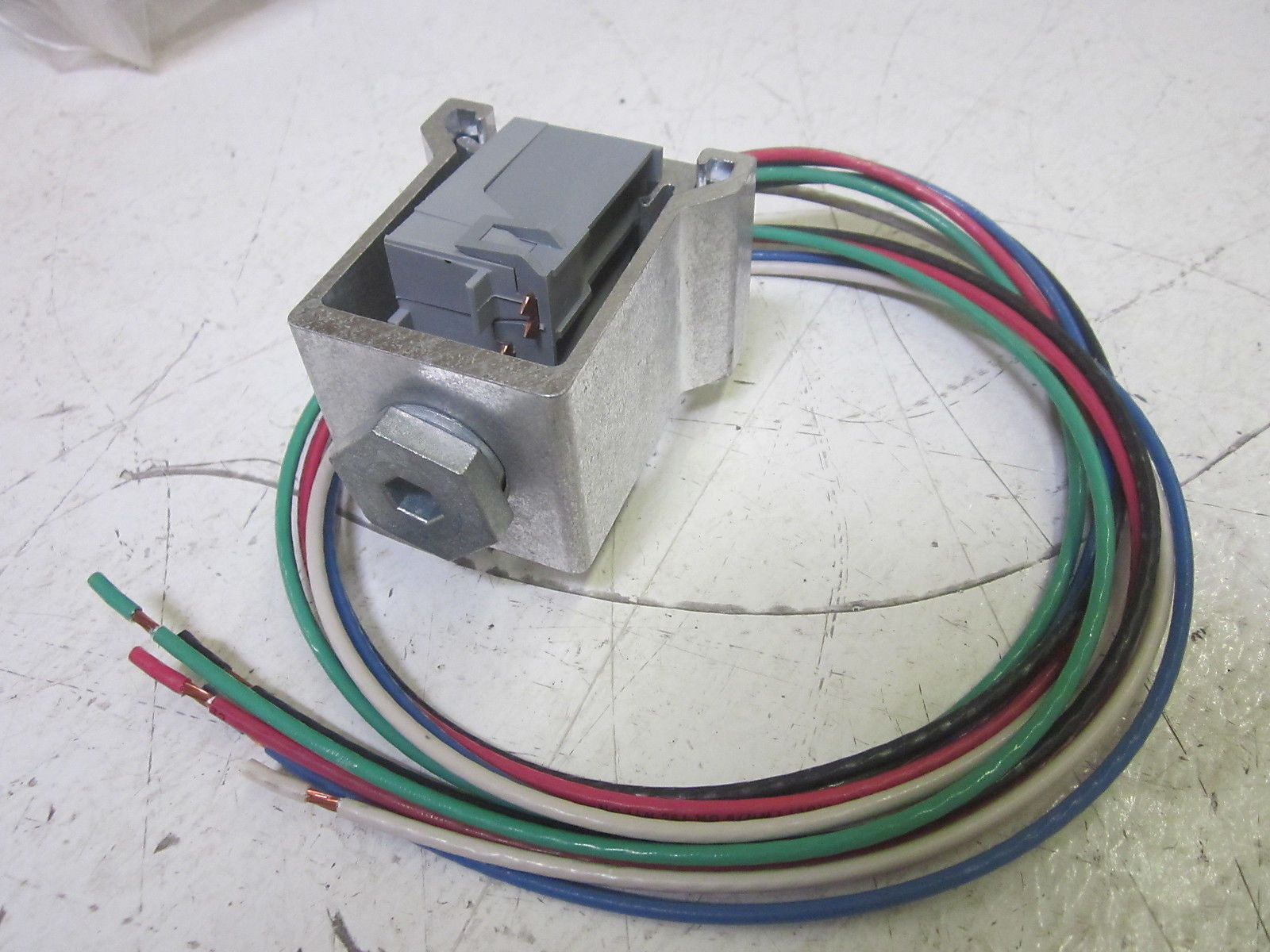 SENTINAL LIGHING T277ABC75-36 QUICK TRAP MOUNT 20A 277/480V *NEW IN A BAG*