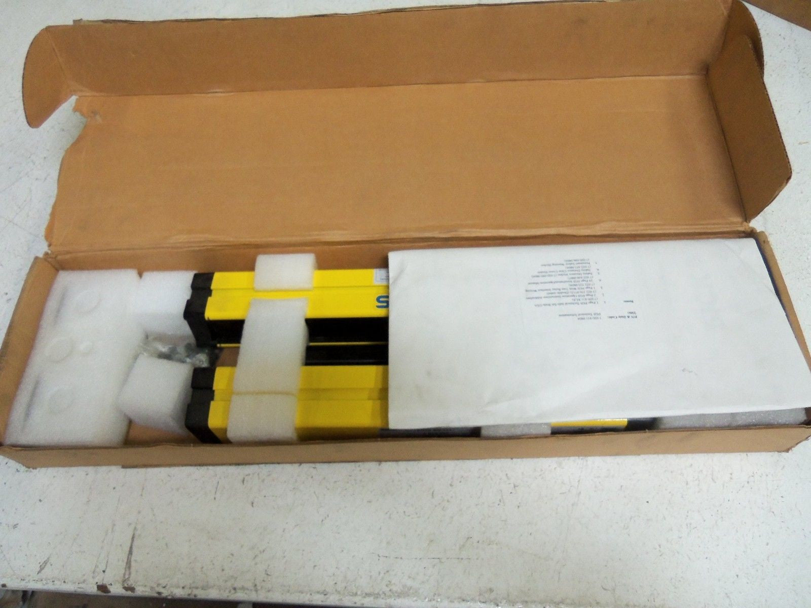 SICK FGSS-300-211 TRANSMITTER W/ FGSE-300-211 RECEIVER *NEW IN BOX*