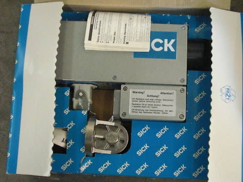 SICK LUMINESCENCE SENSOR LUT1-400 *NEW*
