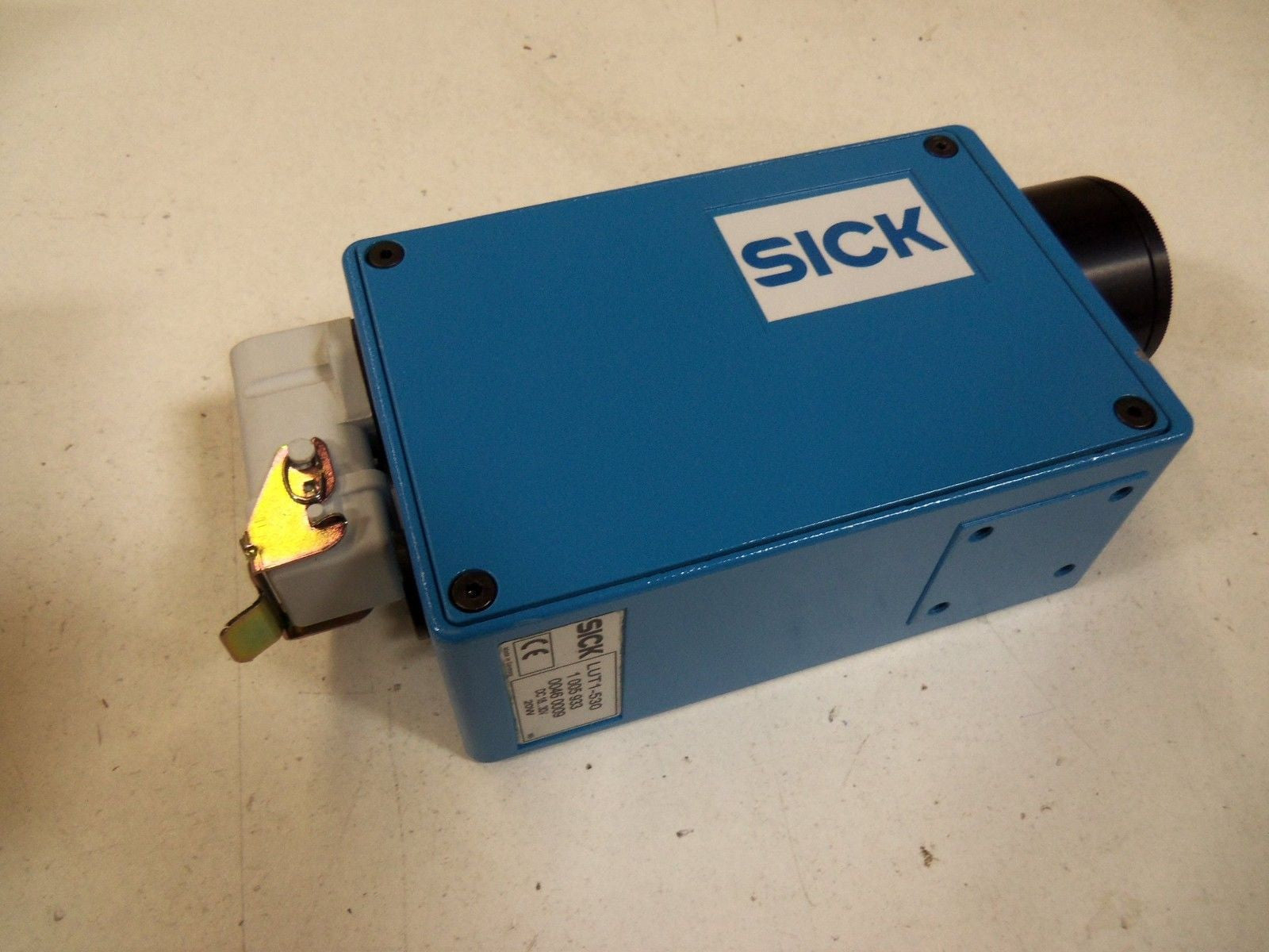 SICK LUT1-530 LUMINESCENCE SENSOR *NEW NO BOX*