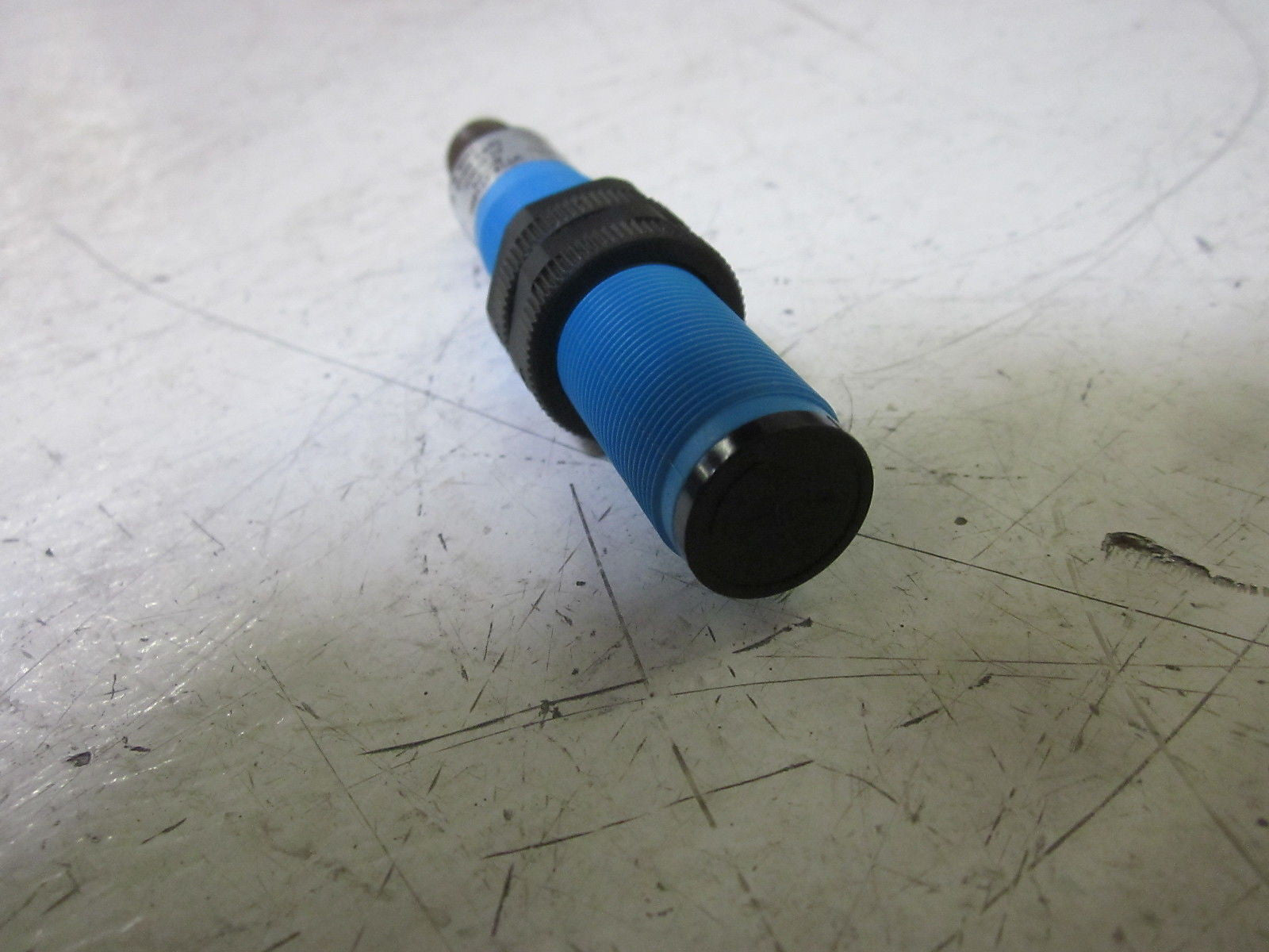 SICK VT18-2T1450 SENSOR 20-253V  *USED*