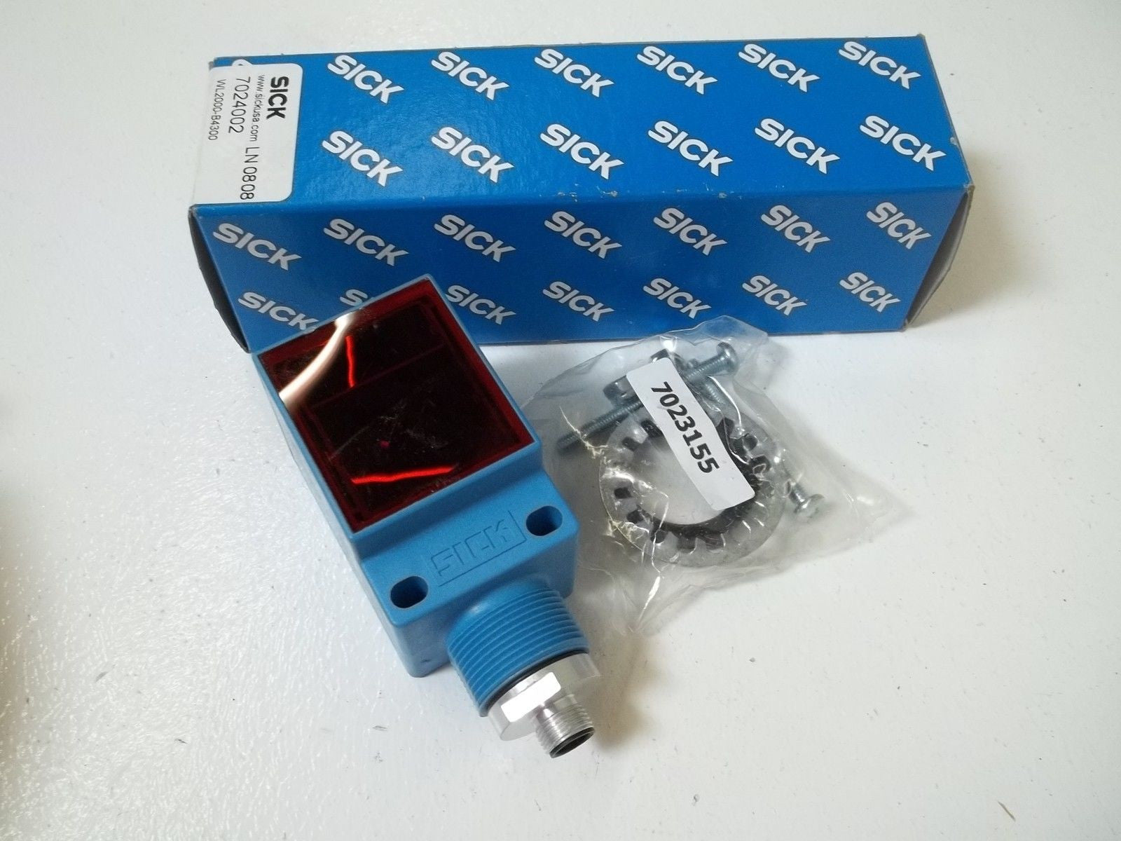 SICK WL2000-B4300 OPTIC ELECTRONIC POLARIZED REFLEX *NEW IN BOX*