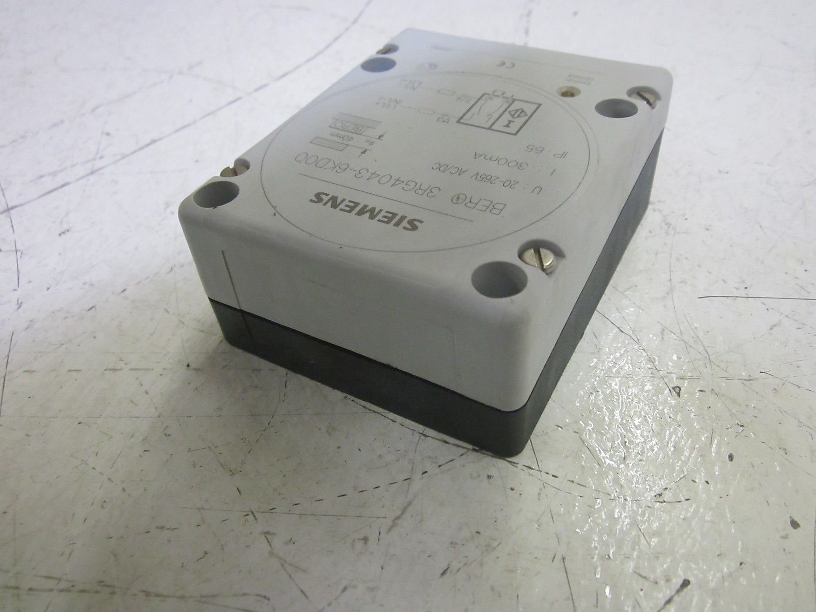 SIEMENS 3RG4043-6K000 PROXIMITY SWITCH SENSOR 20-265V*USED*