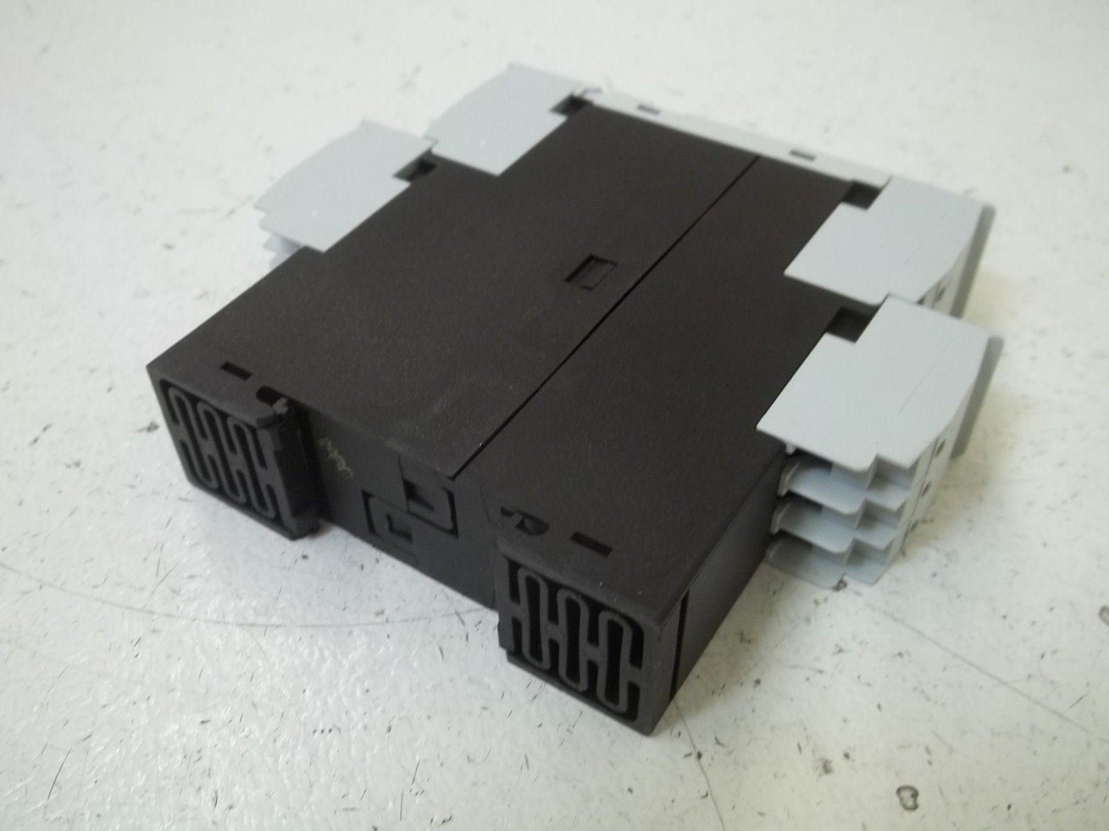 SIEMENS 3RP1505-2BQ30 TIMING RELAY *USED*