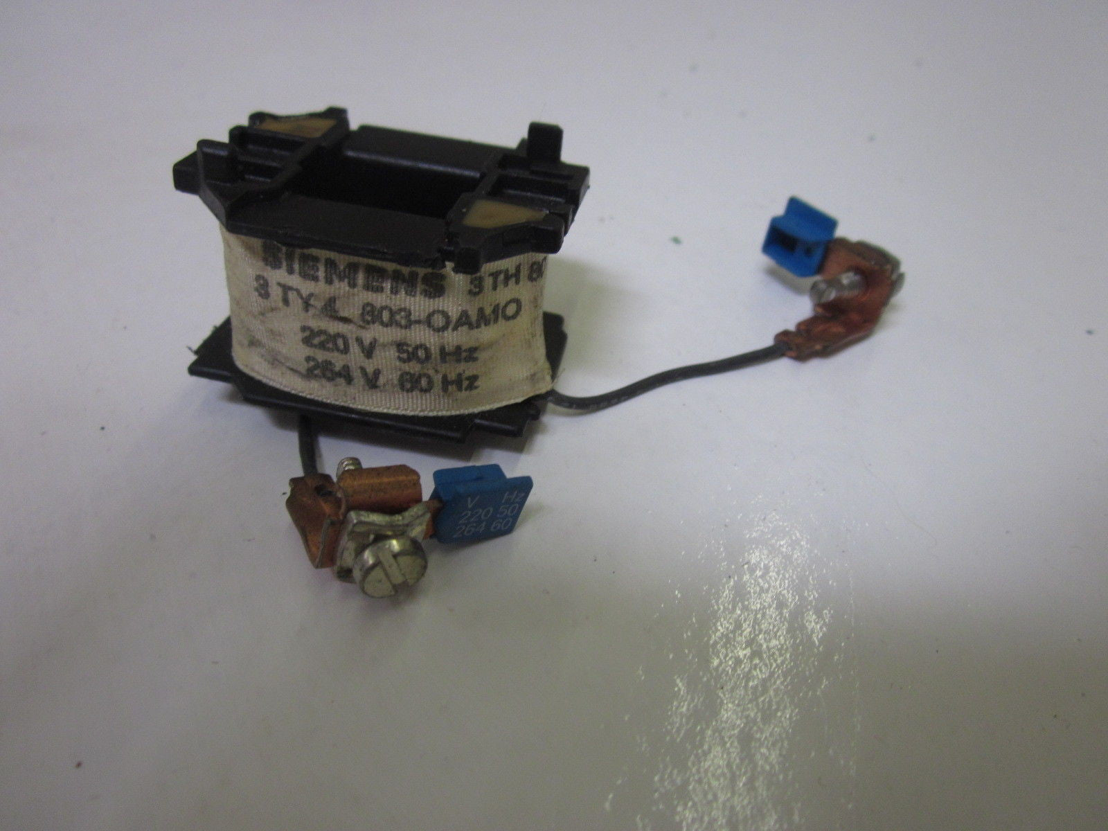 SIEMENS 3TY4803-OAMO COIL 220/284V  *USED*