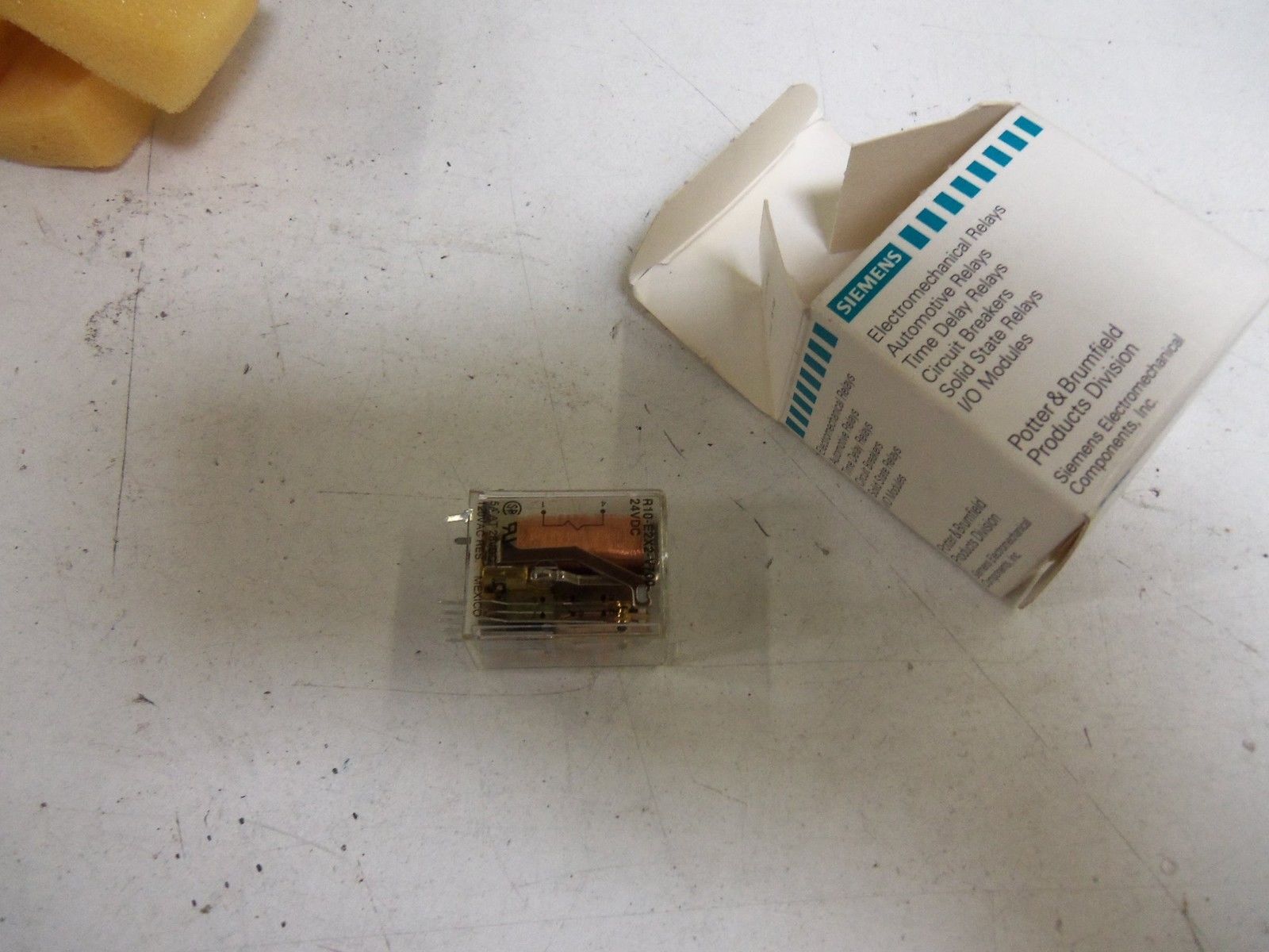 SIEMENS R10-E2X2-V700 RELAY *NEW IN BOX*