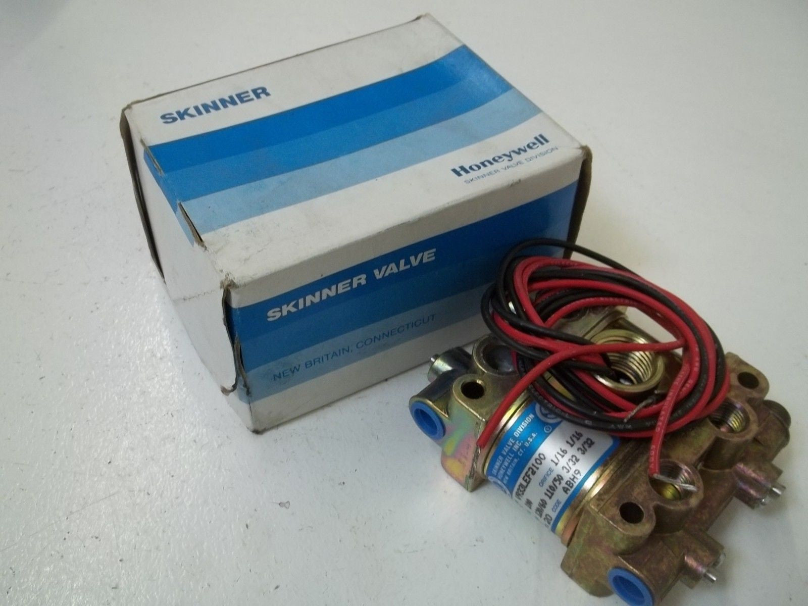 SKINNER VALVE V933LEF2100 SOLENOID VALVE 120/60, 100 PSI *USED*