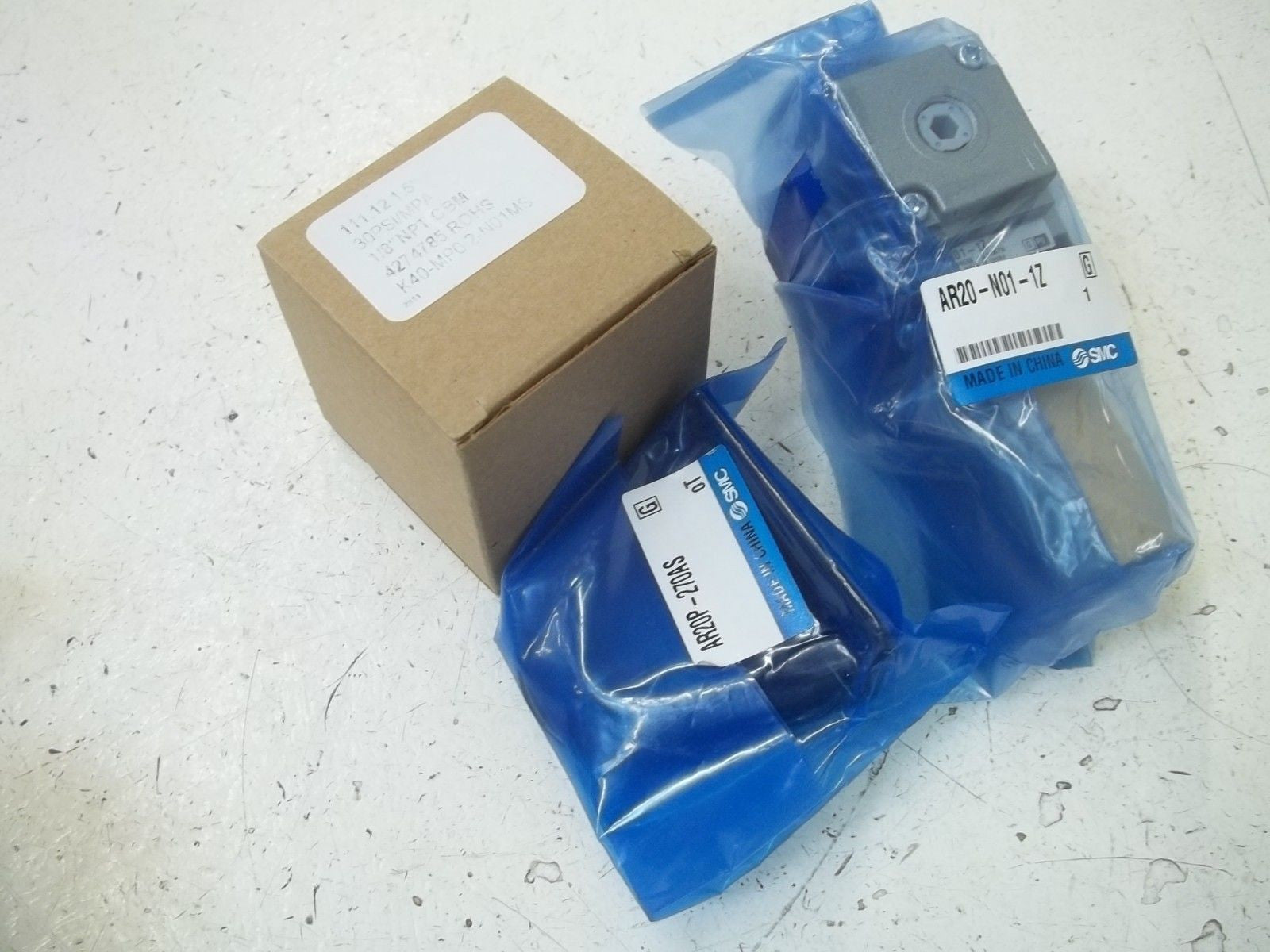 SMC AR20-N01-1Z REGULATOR WITH GAUGE AND BRACKET *NEW NO BOX*
