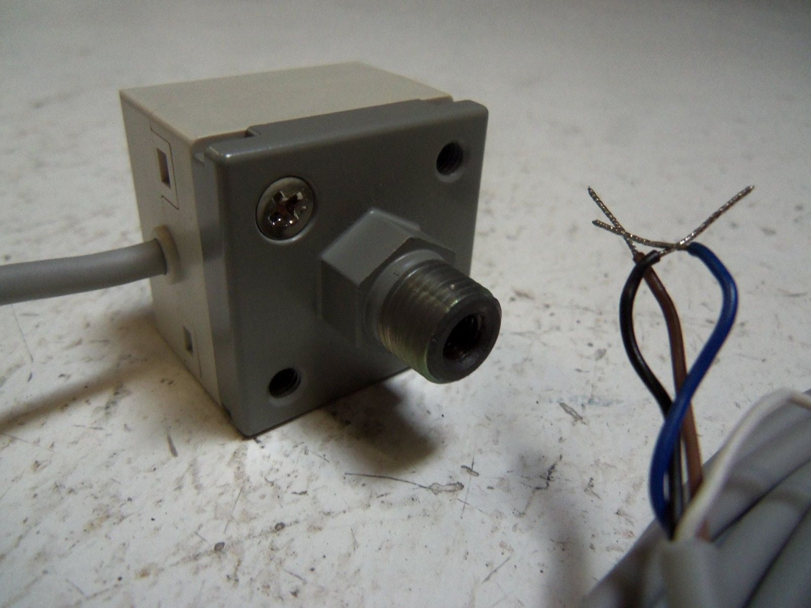 SMC ISE4E-01-27L PRESSURE SWITCH *NEW NO BOX*