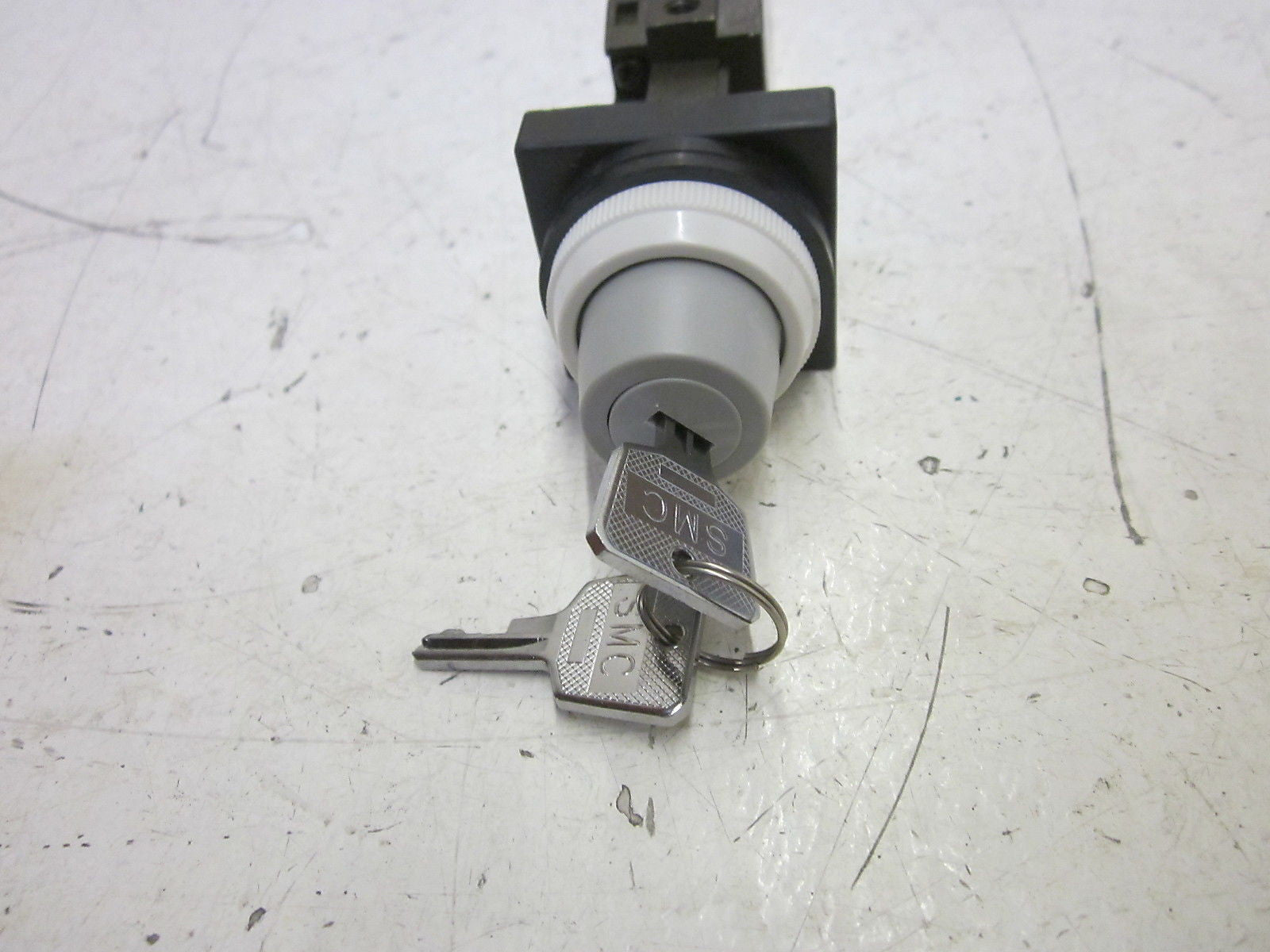 SMC NVFM250-N02-36 MECHANICAL VALVE W/KEY *NEW NO BOX*