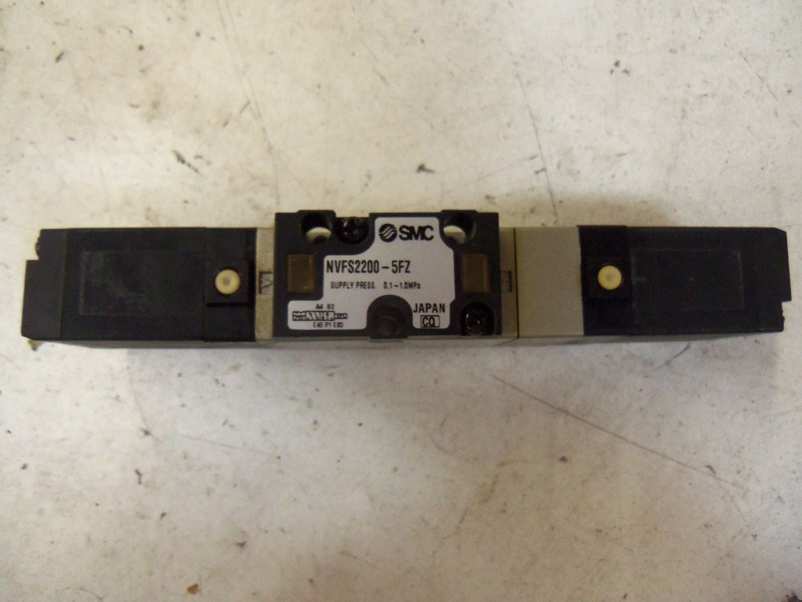 SMC NVFS2200-5FZ PNEUMATIC SOLENOID VALVE *USED*