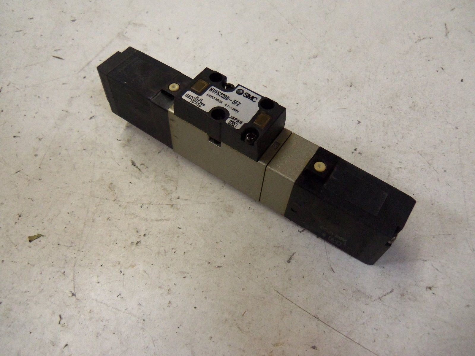 SMC NVFS2200-5FZ PNEUMATIC SOLENOID VALVE *USED*