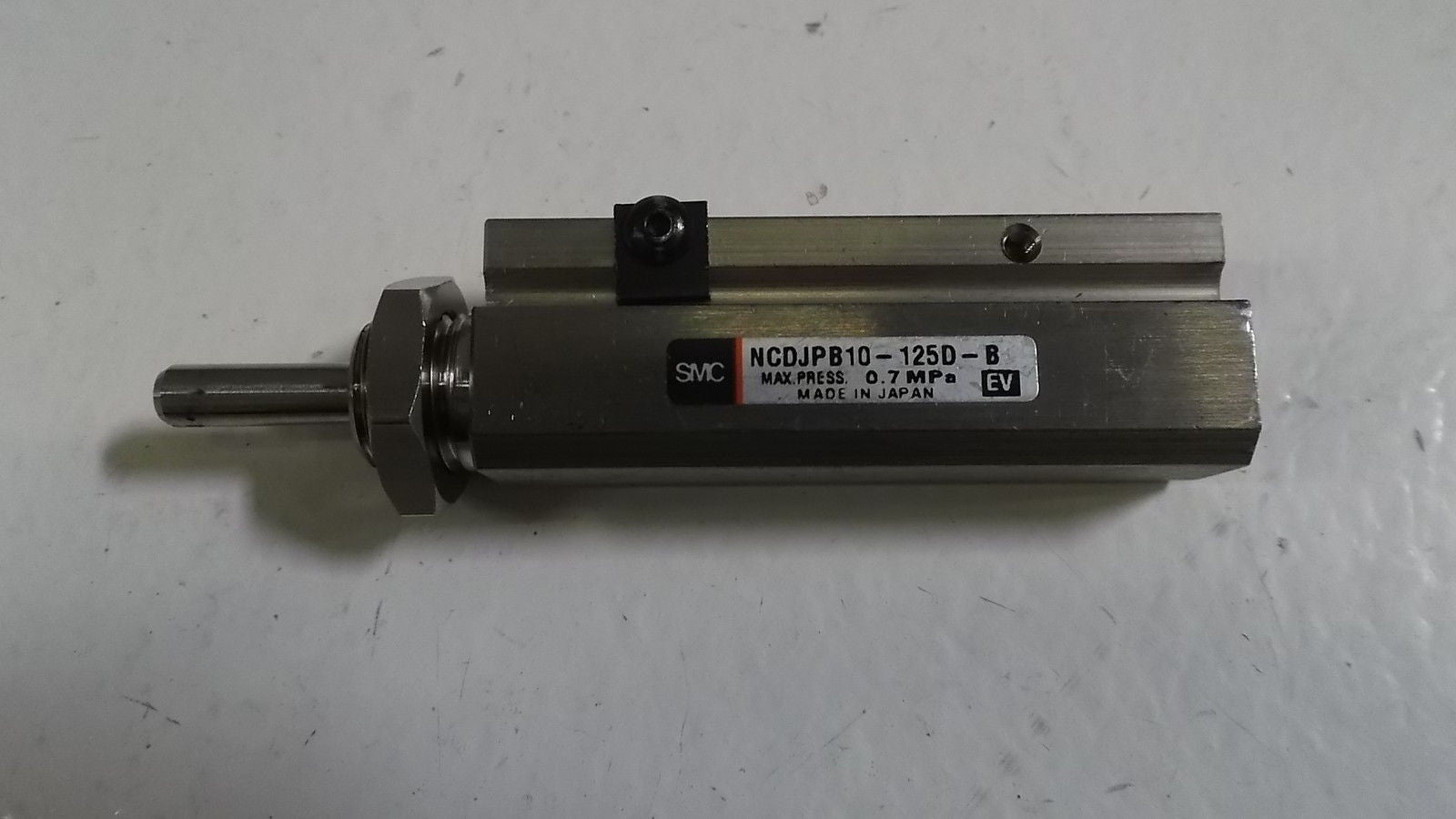 SMC PNEUMATIC CYLINDER NCDJPB10-125D-B (AS PICTURED) *NEW NO BOX*