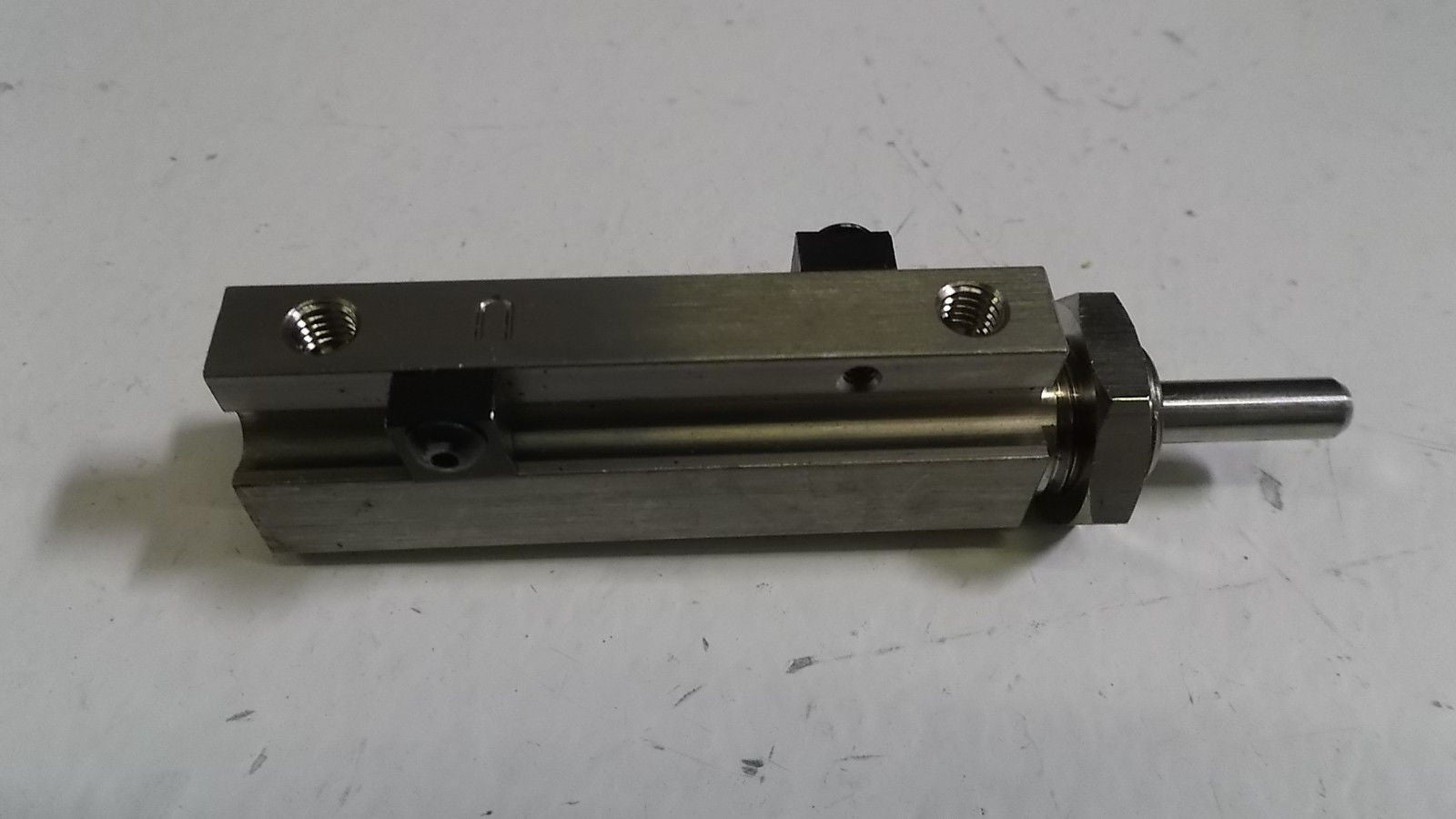 SMC PNEUMATIC CYLINDER NCDJPB10-125D-B (AS PICTURED) *NEW NO BOX*