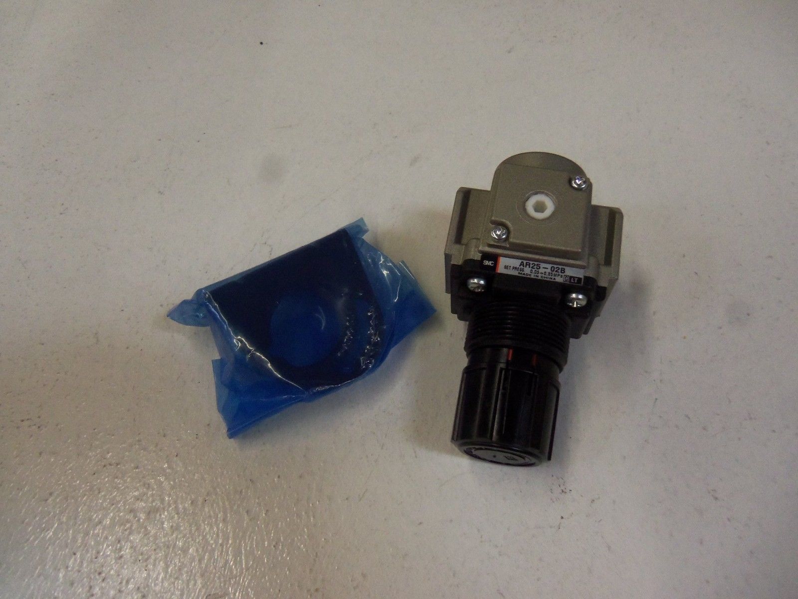 SMC PRESSURE REGULATOR AR25-02B *NEW OUT BOX*