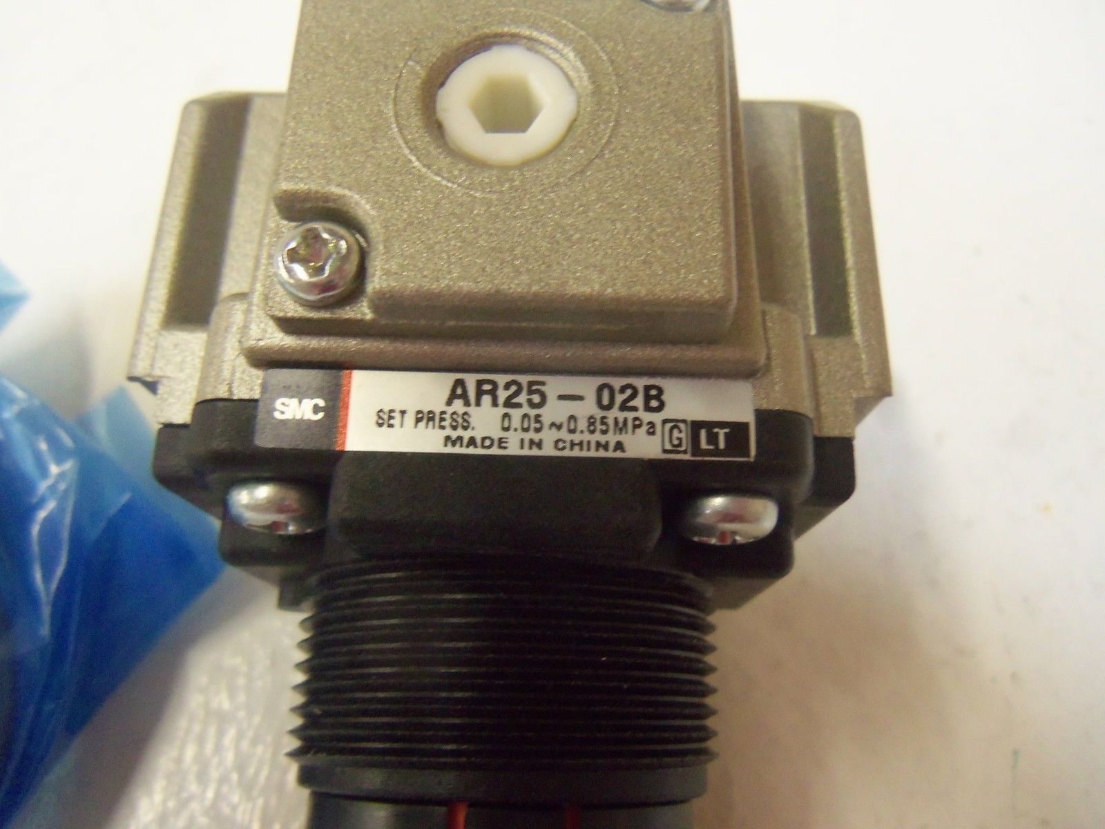SMC PRESSURE REGULATOR AR25-02B *NEW OUT BOX*