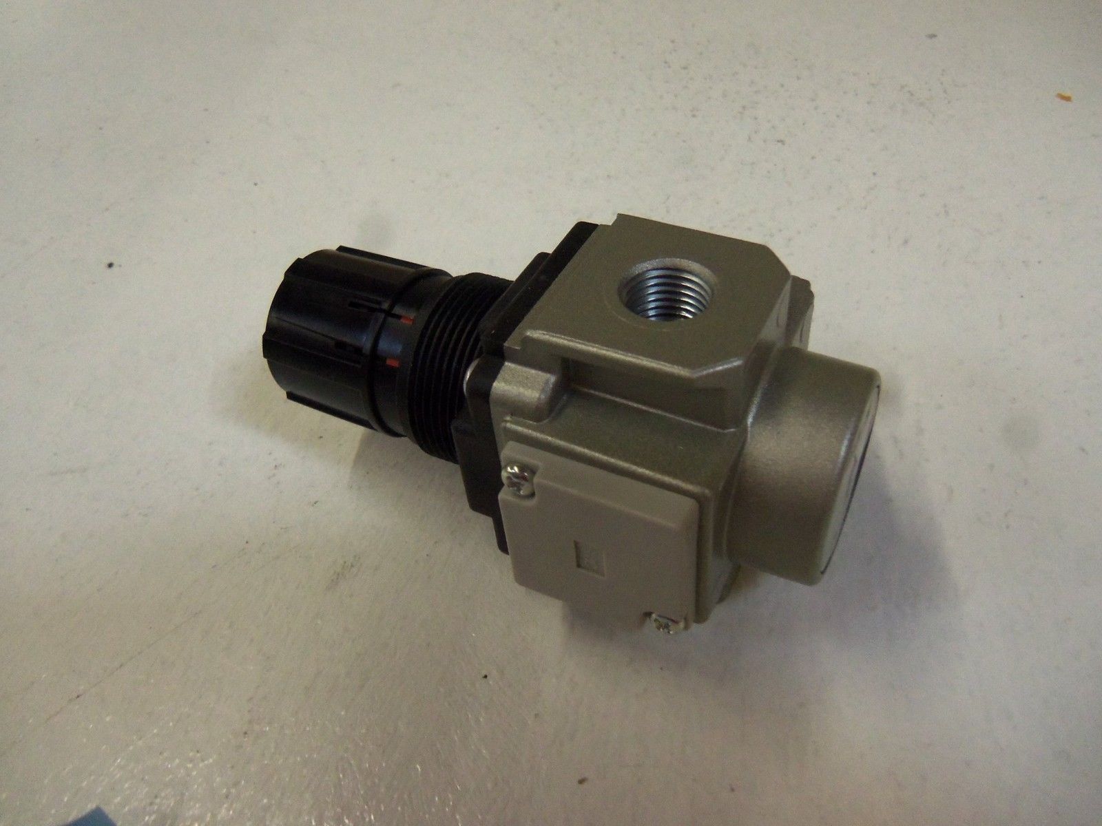 SMC PRESSURE REGULATOR AR25-02B *NEW OUT BOX*