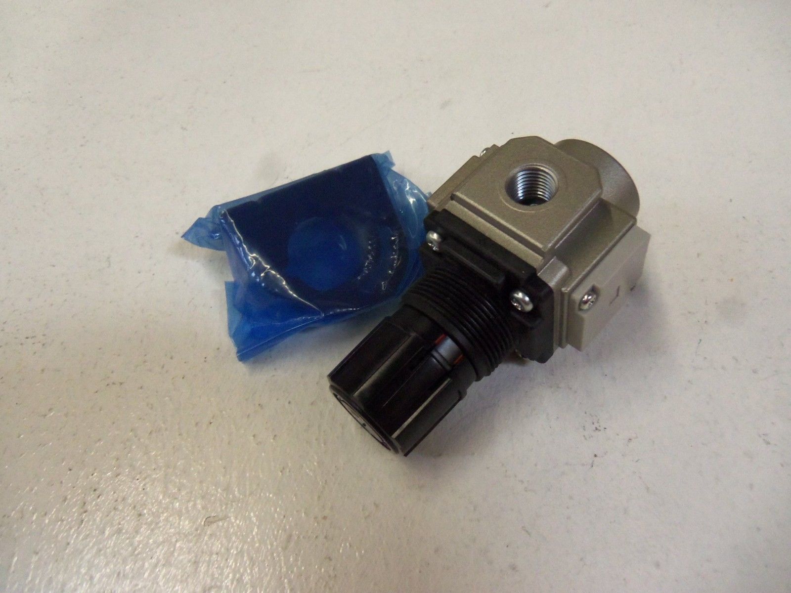 SMC PRESSURE REGULATOR AR25-02B *NEW OUT BOX*
