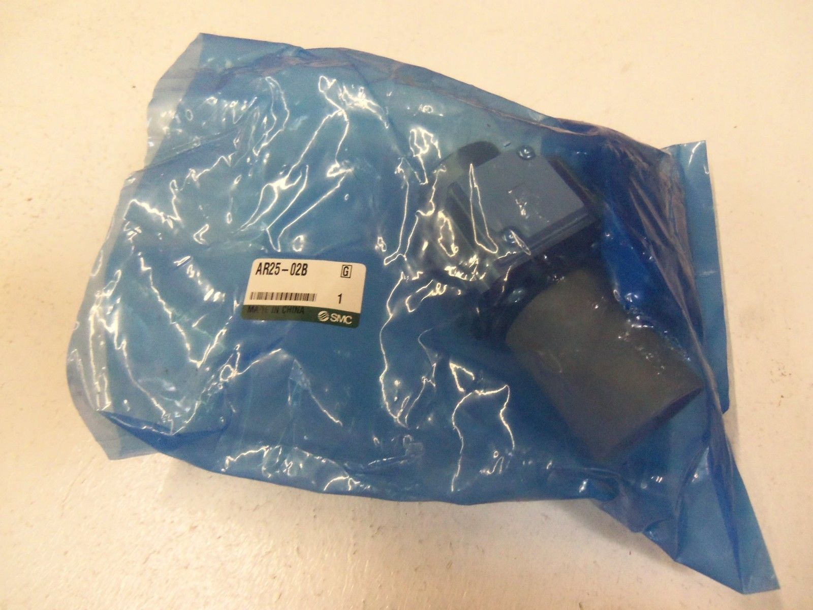 SMC PRESSURE REGULATOR AR25-02B *NEW OUT BOX*