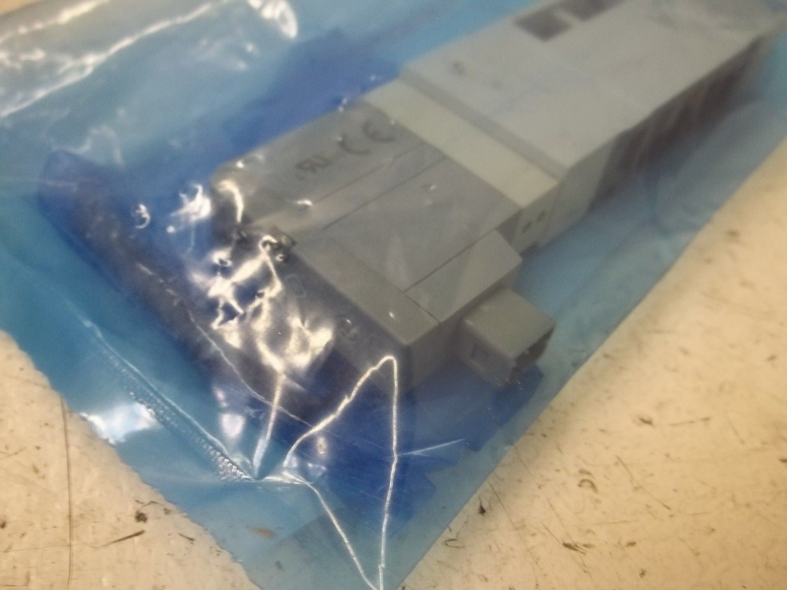 SMC SV2100R-5FU SOLENOID VALVE *NEW IN A BAG*