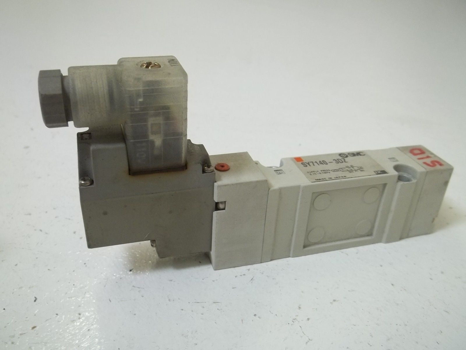 SMC SY7140-3DZ PNEUMATIC VALVE *USED*
