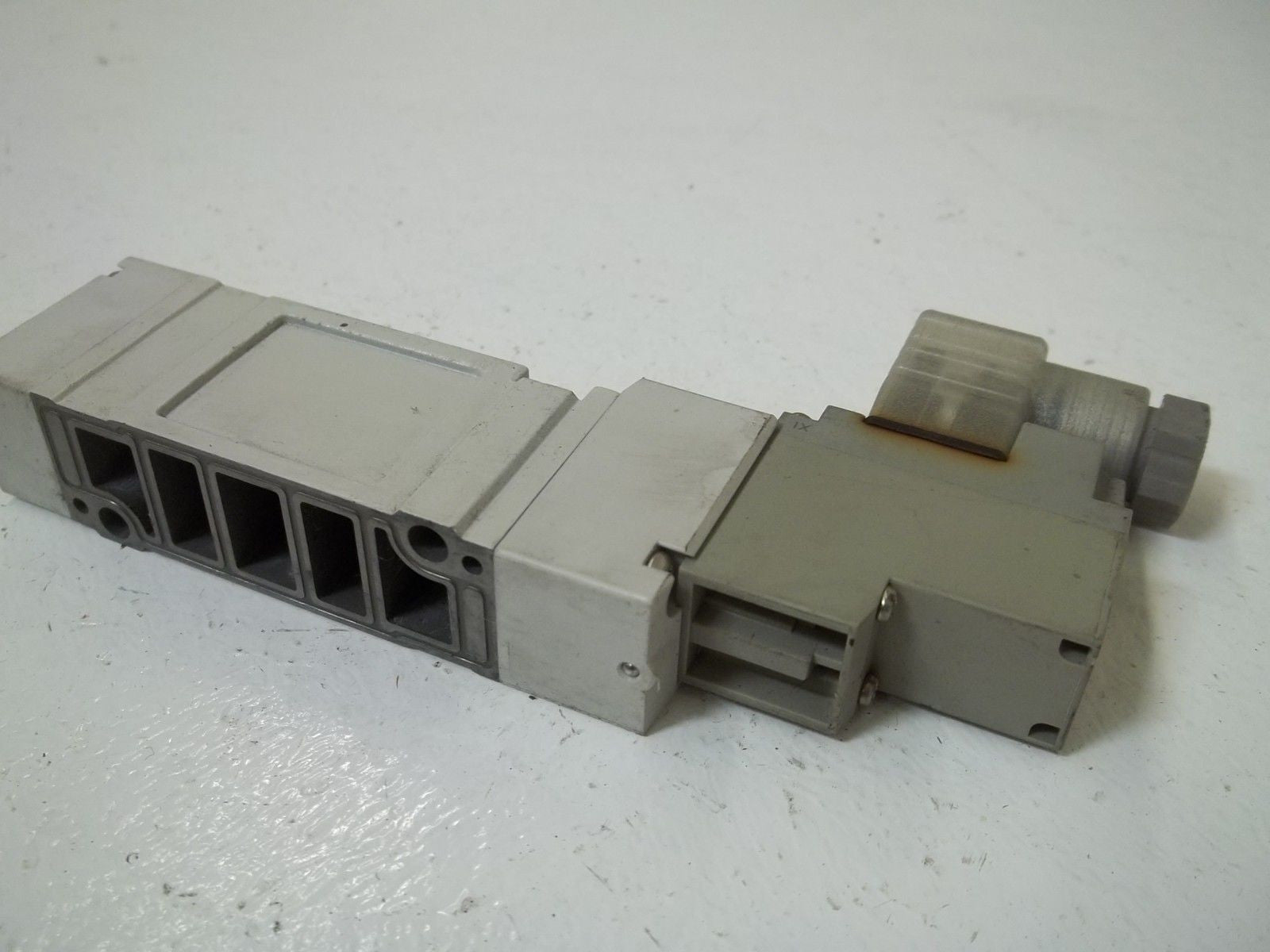SMC SY7140-3DZ PNEUMATIC VALVE *USED*