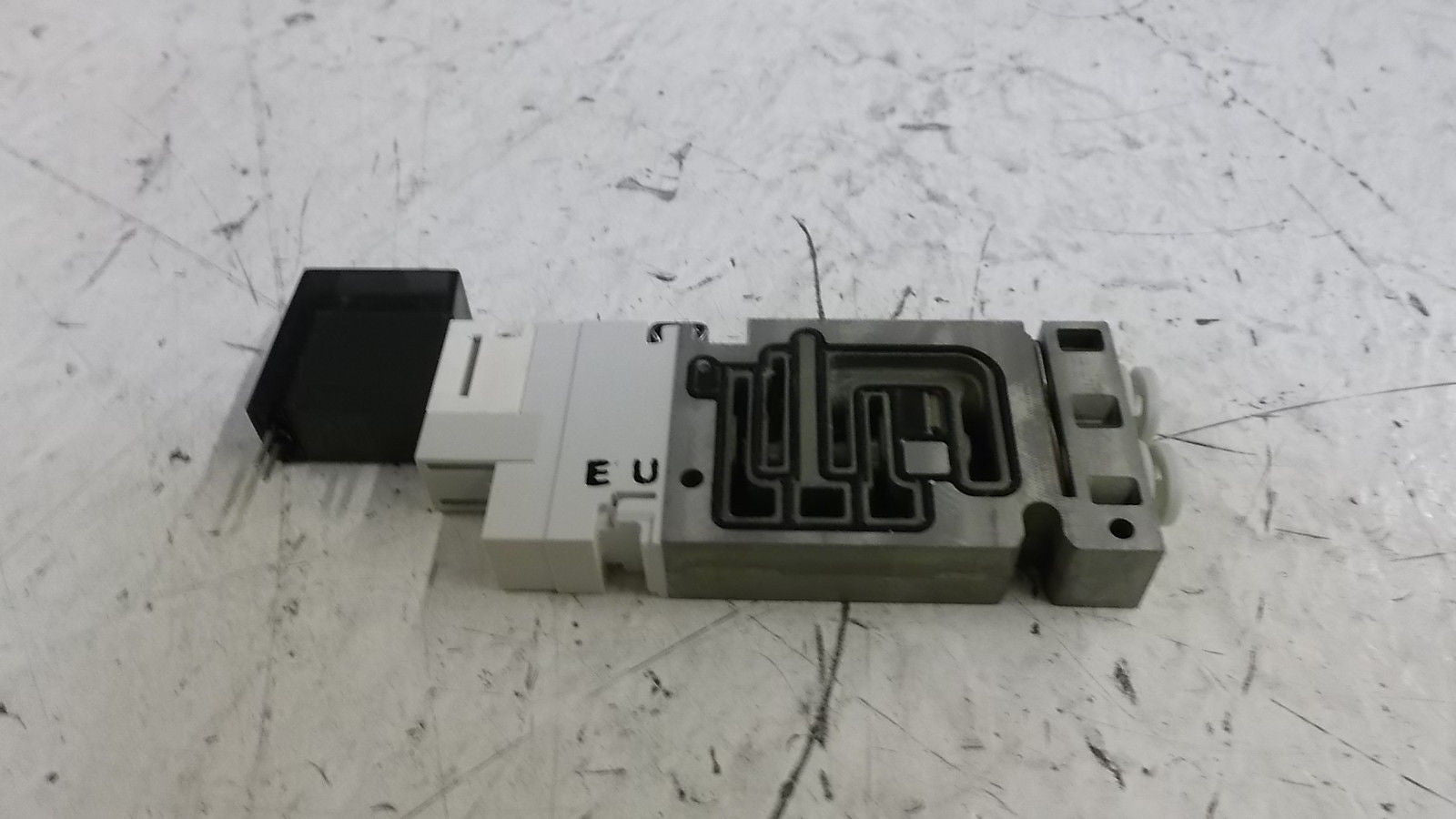 SMC VQ1131Y-5-C4 VALVE (AS PICTURED) *NEW NO BOX*