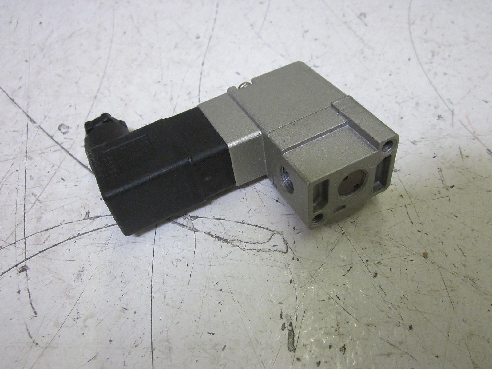 SMC VT301-015D SOLENOID VALVE 24VDC *NEW NO BOX*