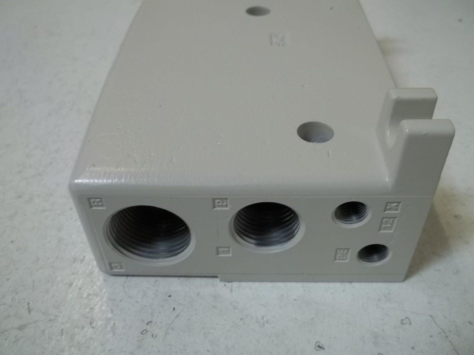 SMC VVQC4000-2A-1T END PLATE *NEW NO BOX*