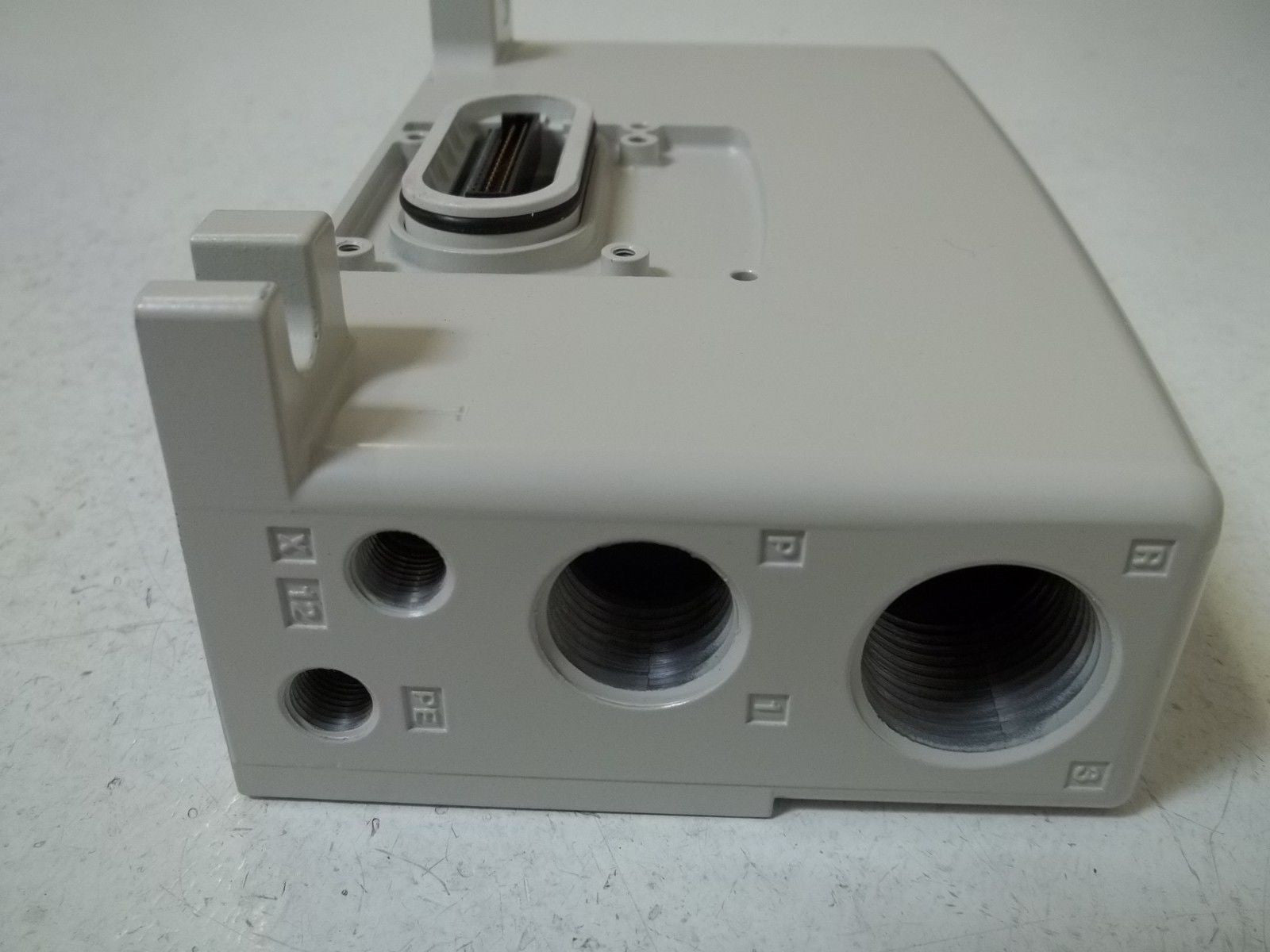 SMC VVQC4000-3A-2T D-SIDE END PLATE *NEW NO BOX*