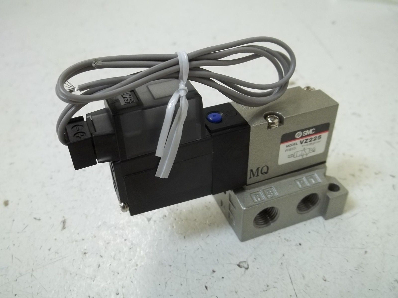SMC VZ225 PNEUMATIC VALVE *NEW NO BOX*