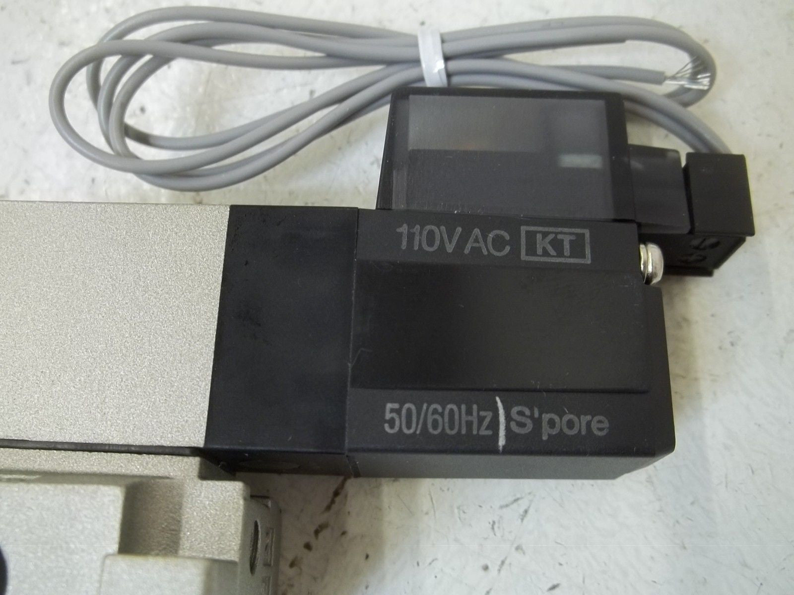 SMC VZ225 PNEUMATIC VALVE *NEW NO BOX*